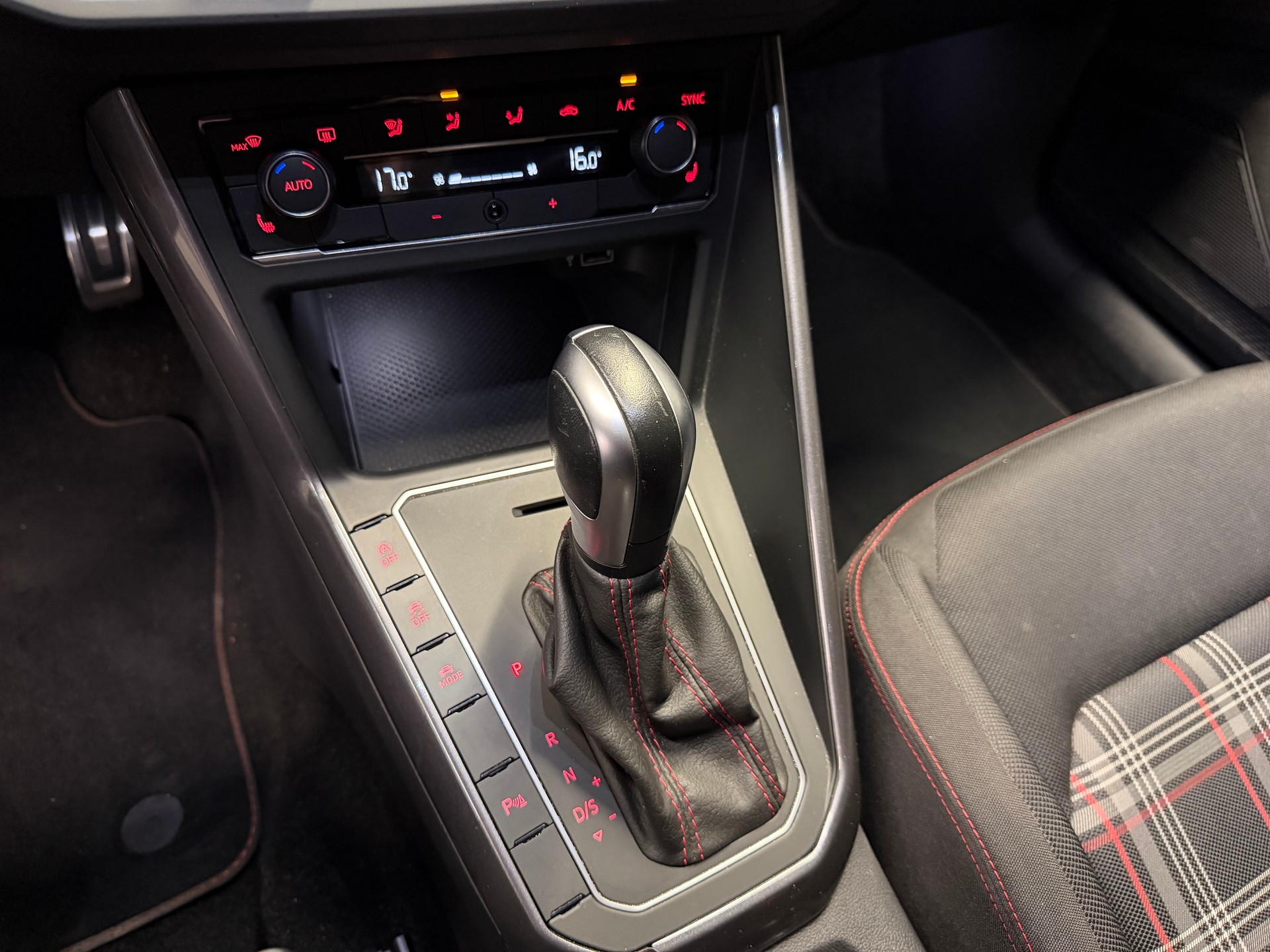 VW Polo 2.0 TSI GTI DSG-image-12