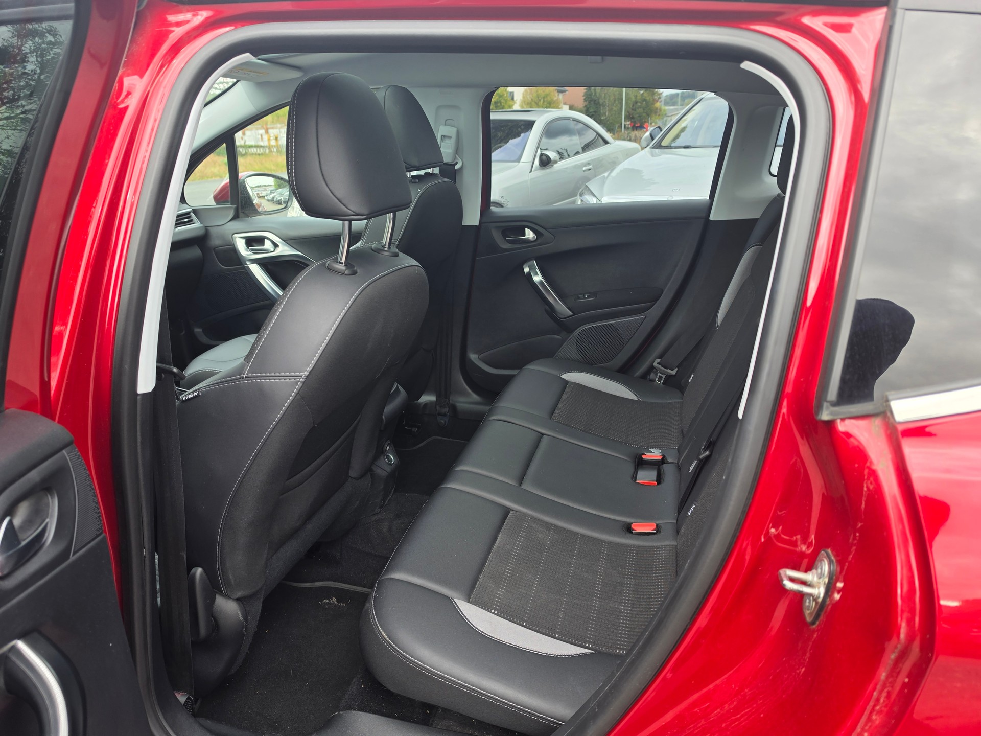 PEUGEOT 2008 1.2 PureTech GT Line EAT6-image-11