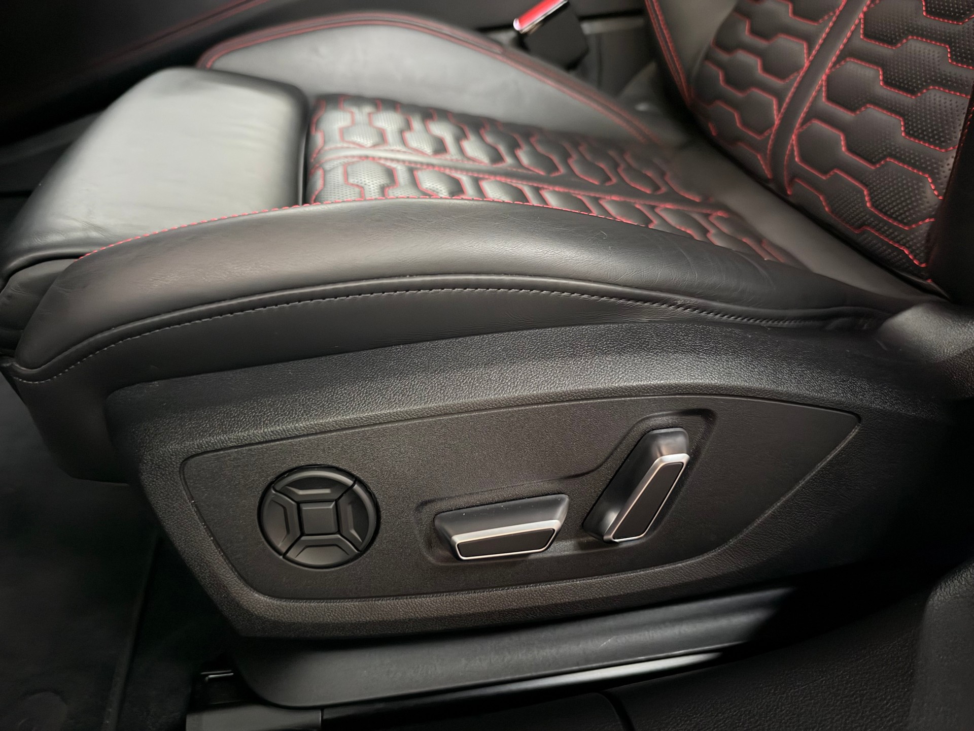 AUDI RS6 Avant 4.0 TFSI V8 quattro-image-19