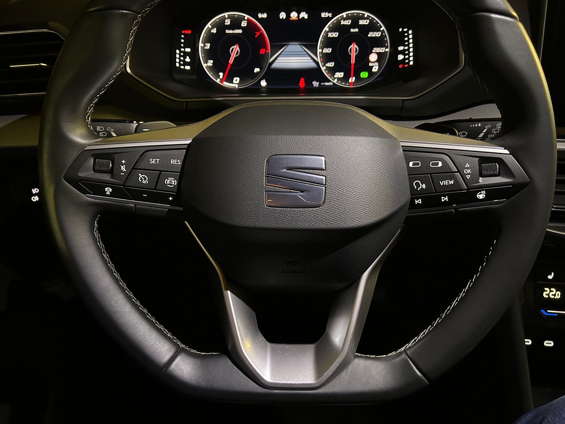 SEAT Tarraco 1.5TSI EVO Style DSG 7 Sitzplätze*Rückfahrkamera*Adaptiver Tempomat*Lenkradheizung*-image-12