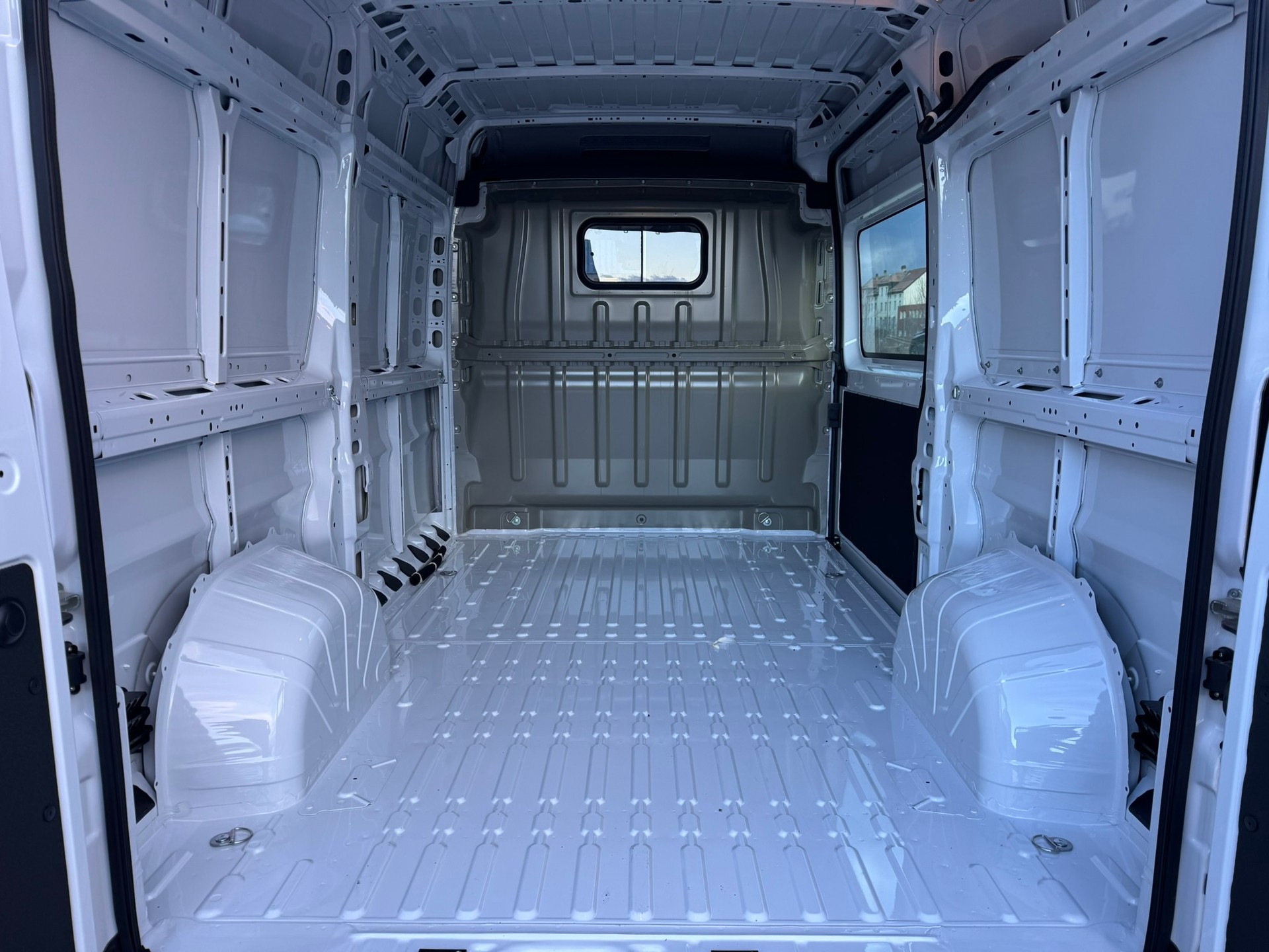 PEUGEOT Boxer 2.2 HDI 335 L2H2-image-8