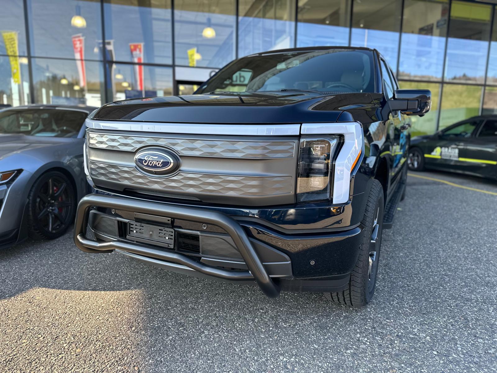 FORD F-150 Lightning 91 kWh Lariat Launch Edition-showroom-element-2