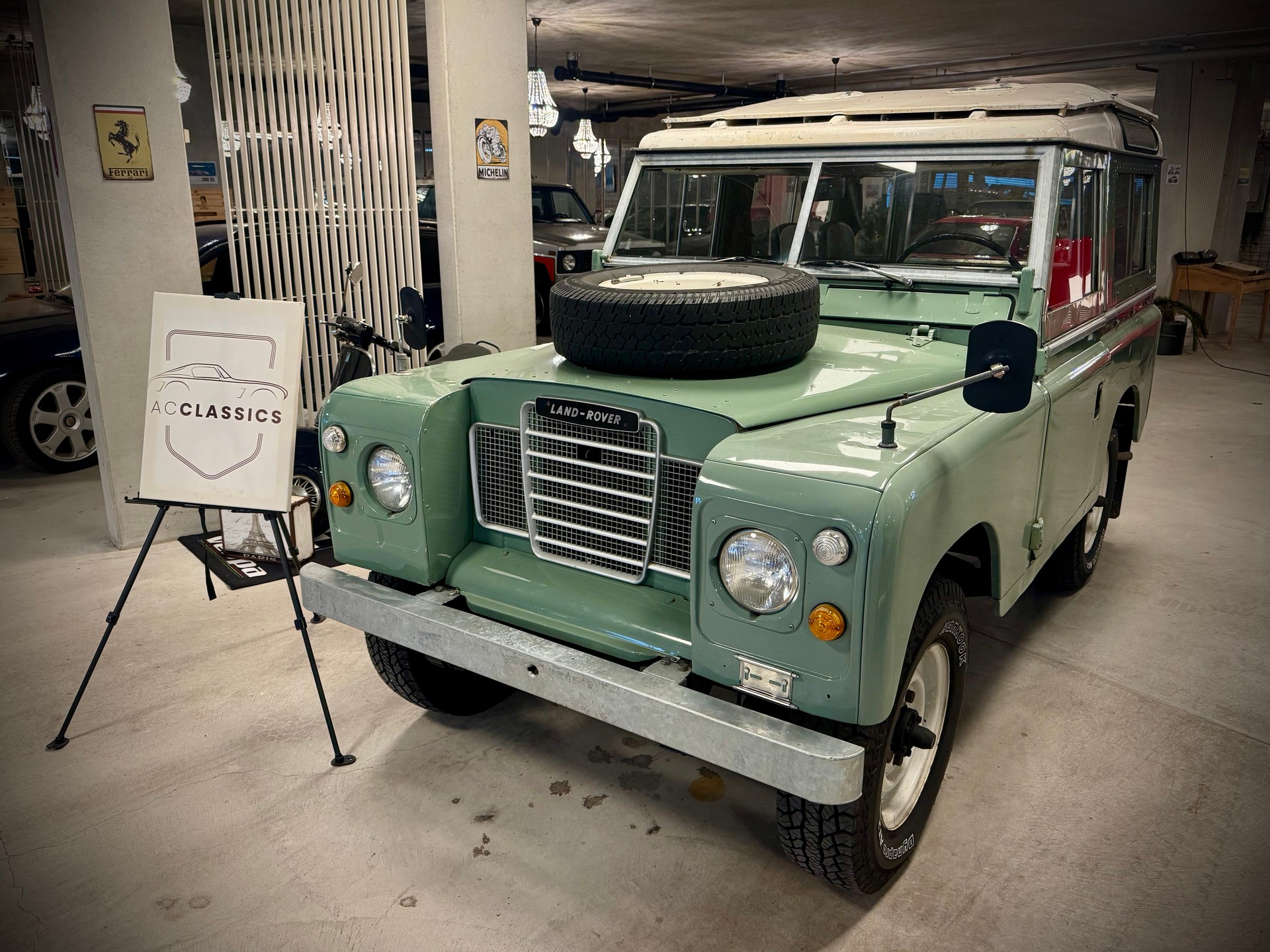 LAND ROVER 88 mit Tropendach