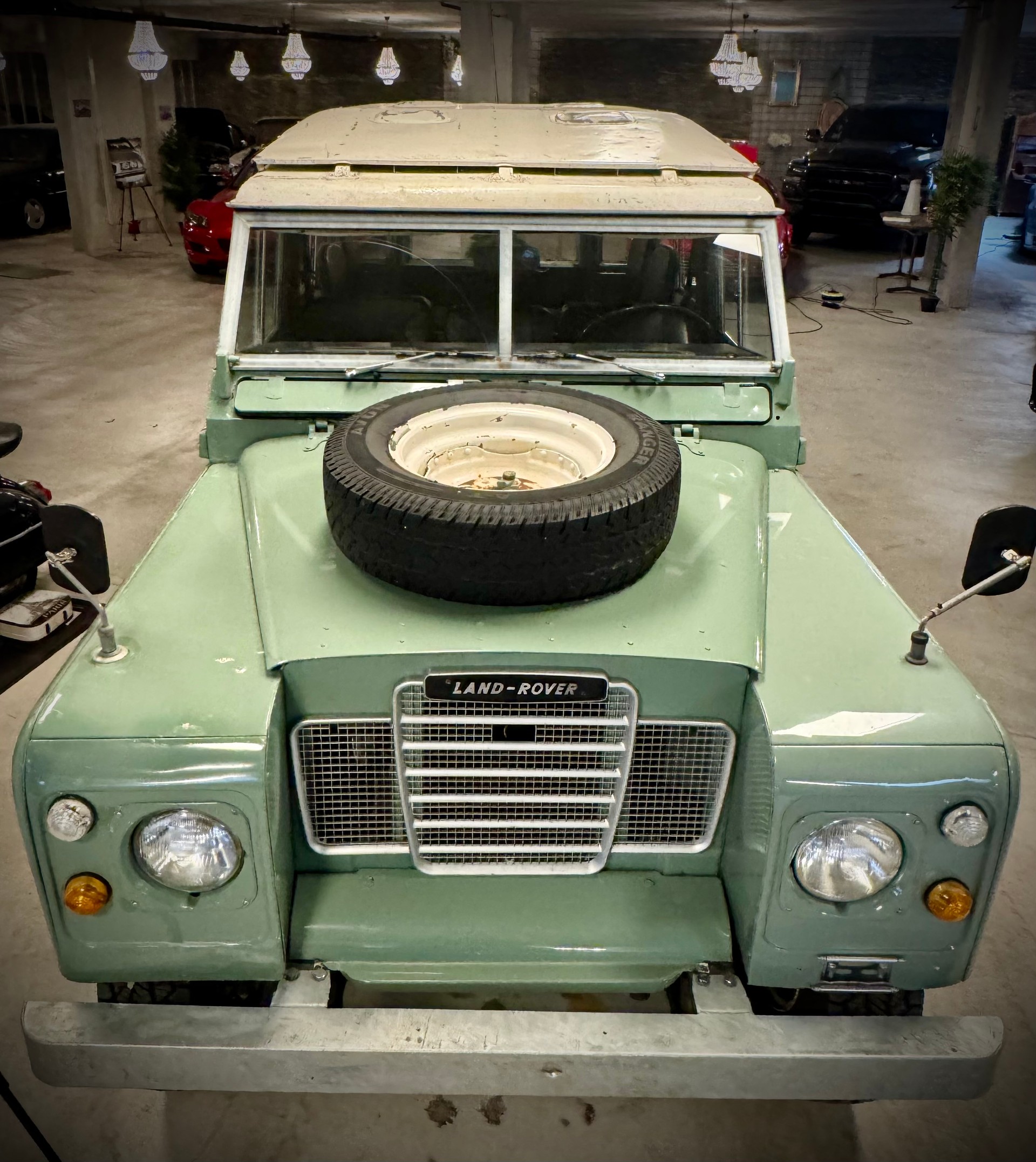 LAND ROVER 88 mit Tropendach-showroom-element-3