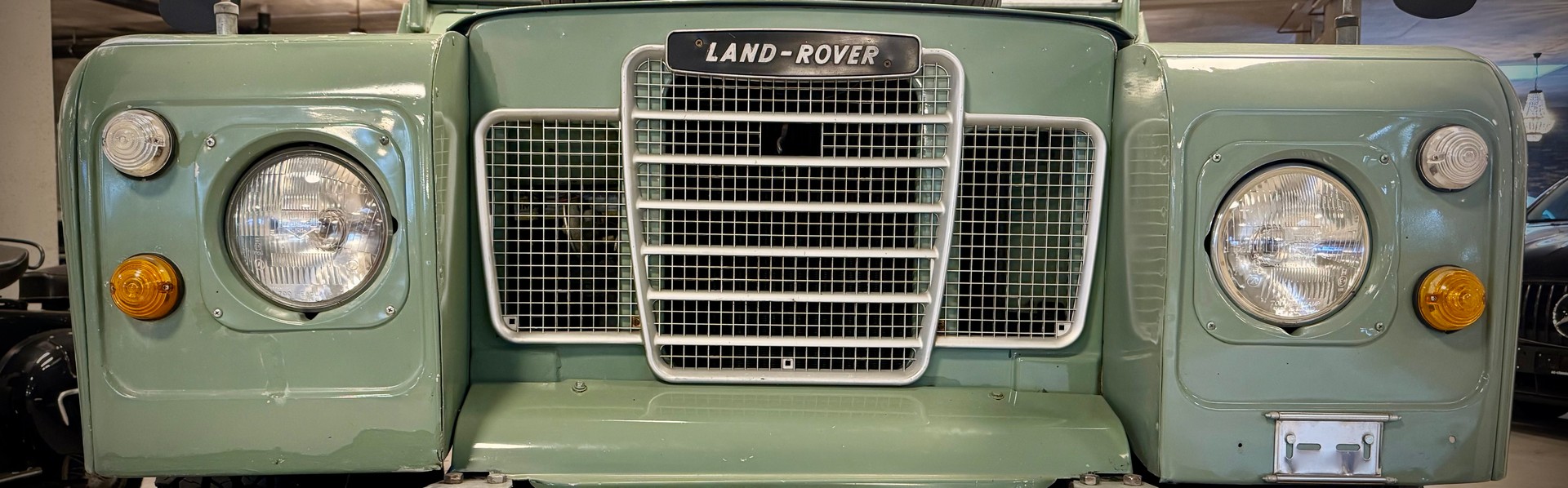 LAND ROVER 88 mit Tropendach-showroom-element-2