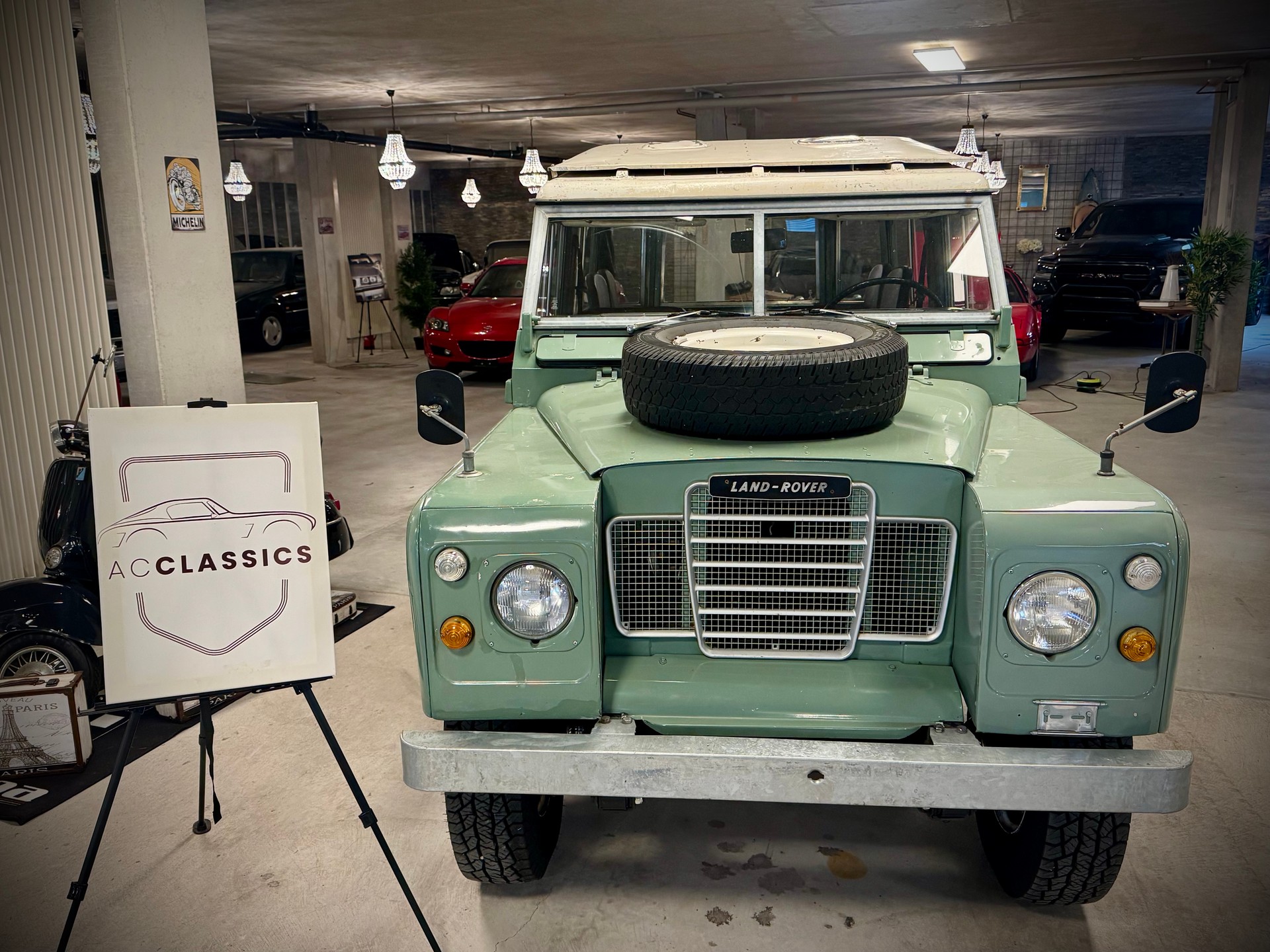 LAND ROVER 88 mit Tropendach-showroom-element-1