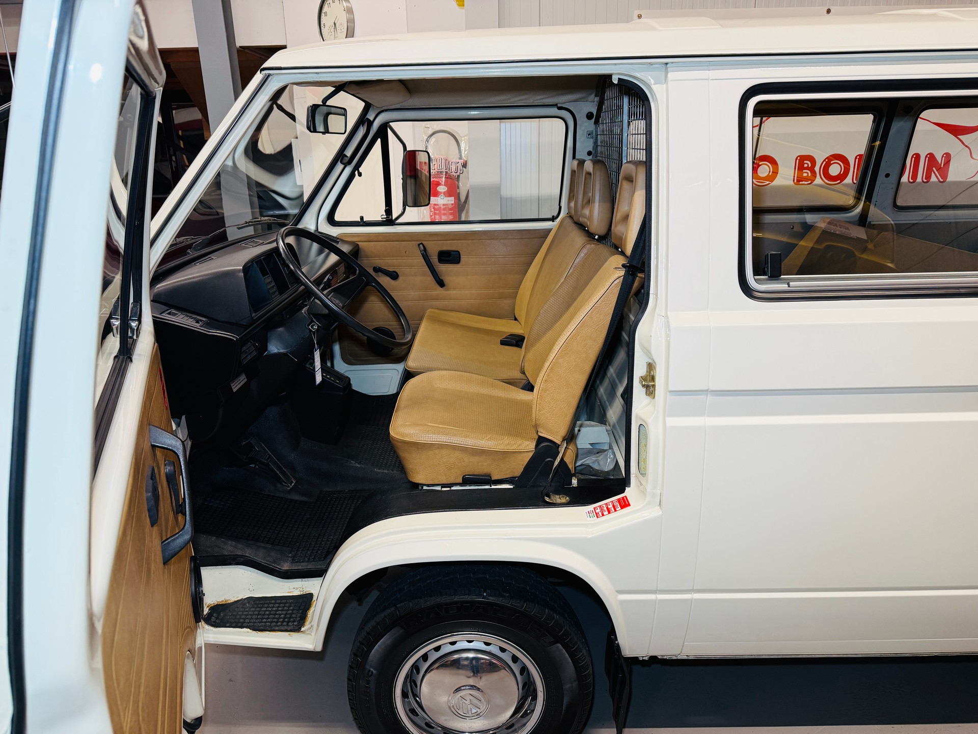 VW T3 Typ 2 Caravelle C VETERAN „Pastellweiss“ ex. PTT Swisscom-image-3