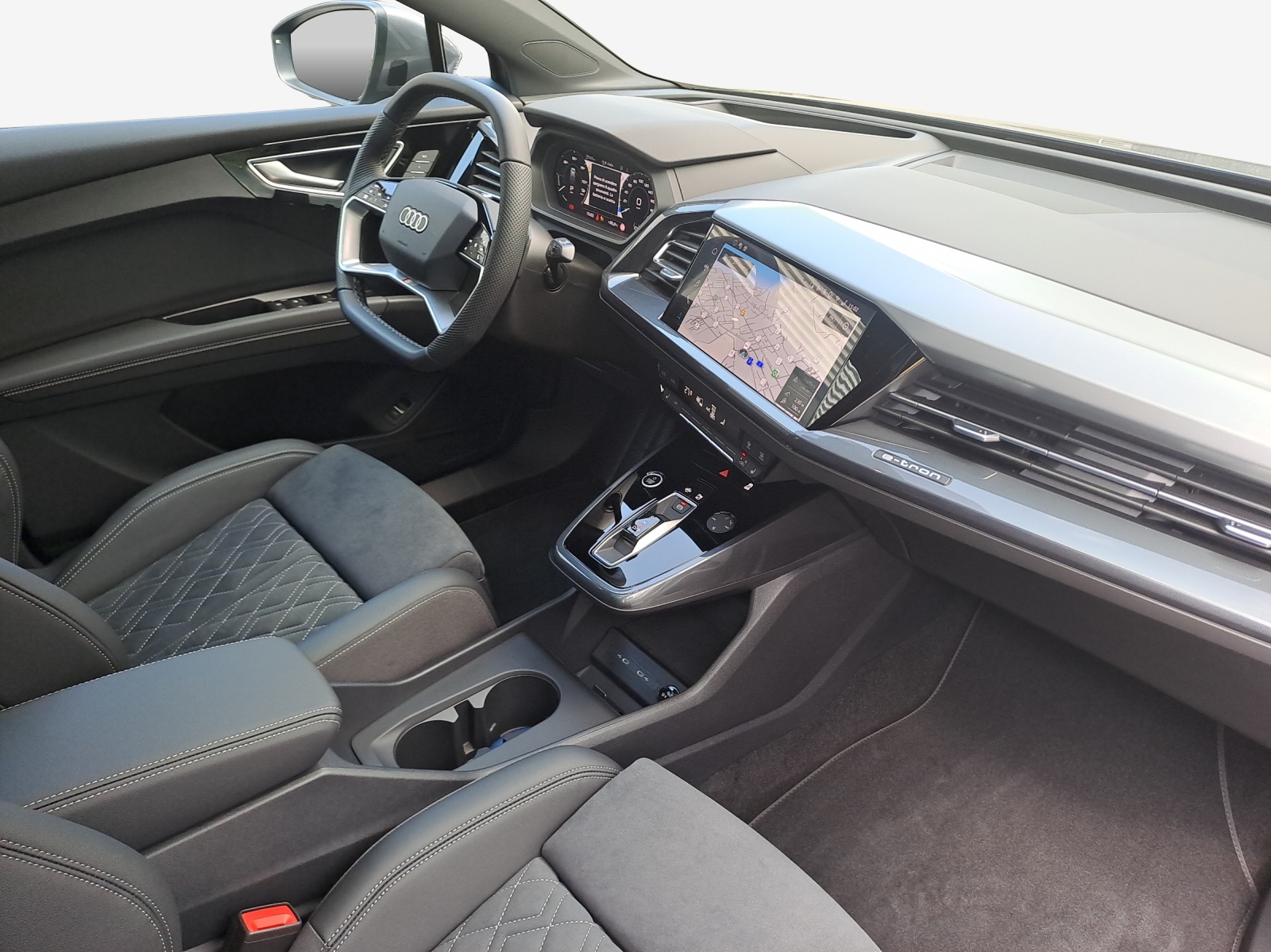AUDI Q4 e-tron 55 quattro-image-16