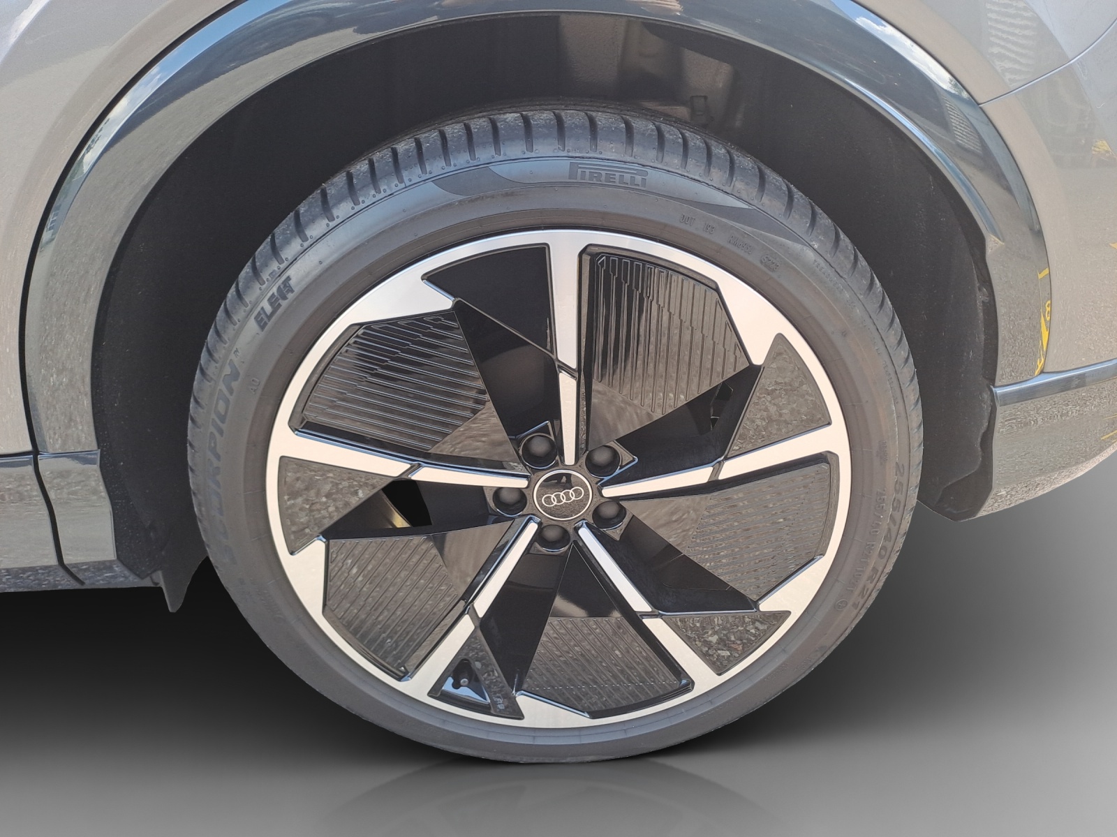 AUDI Q4 e-tron 55 quattro-image-14