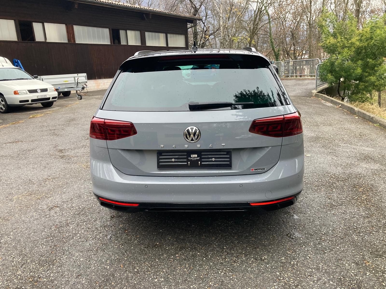 VW Passat Variant 2.0 TSI R-Line Edition 4Motion DSG-image-5