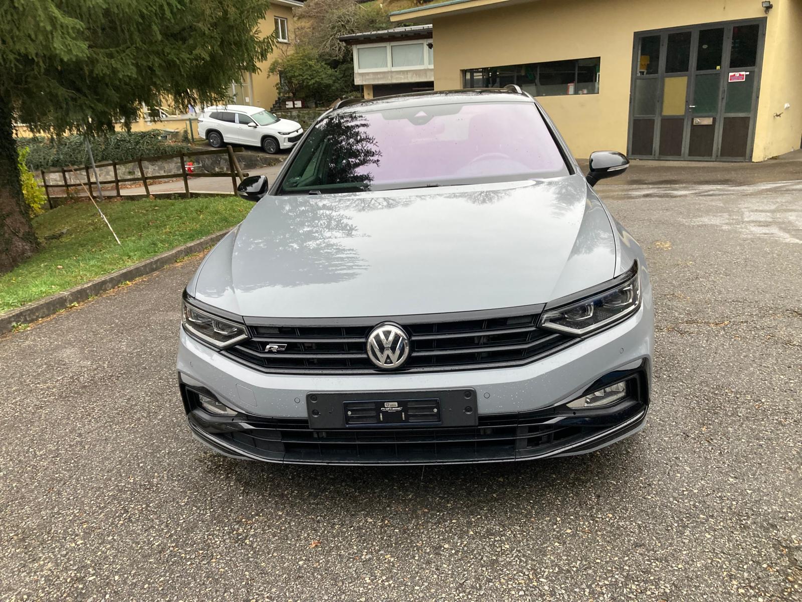 VW Passat Variant 2.0 TSI R-Line Edition 4Motion DSG-image-1
