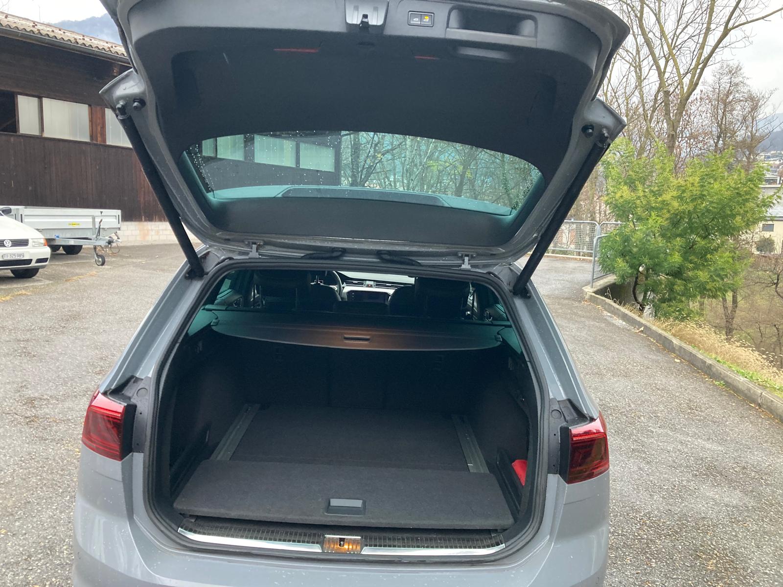 VW Passat Variant 2.0 TSI R-Line Edition 4Motion DSG-image-17