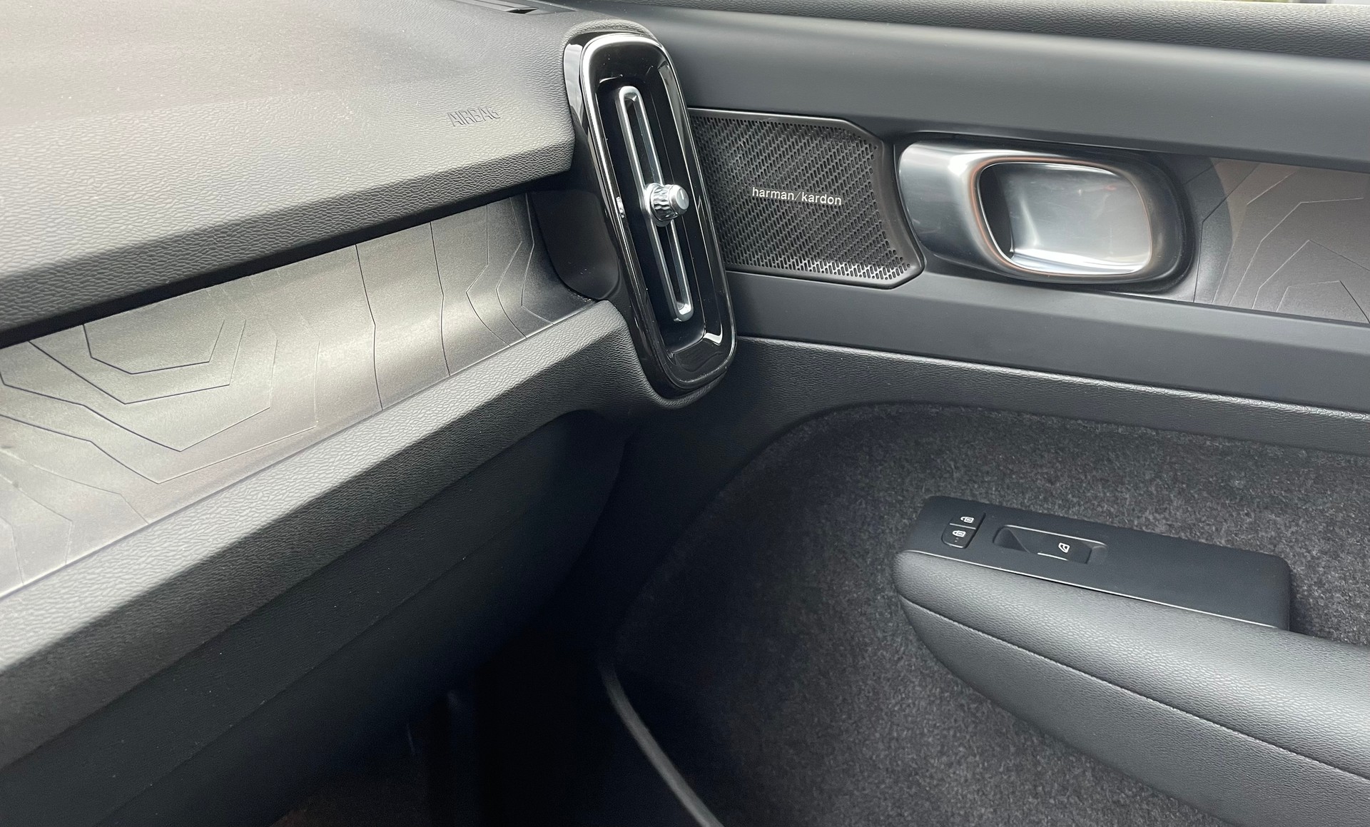 VOLVO XC40 1.5 T4 PiH R-Design-image-11