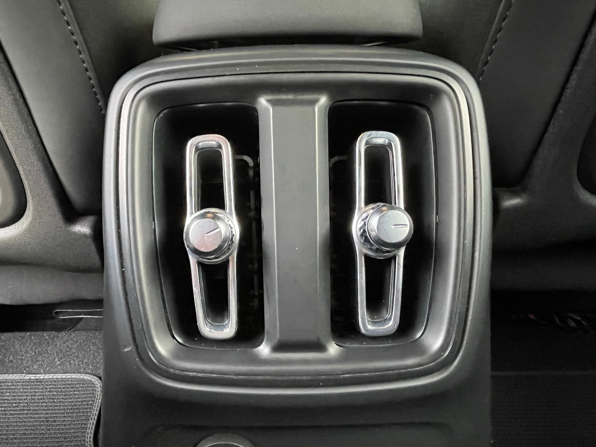 VOLVO XC40 1.5 T4 PiH R-Design-image-14
