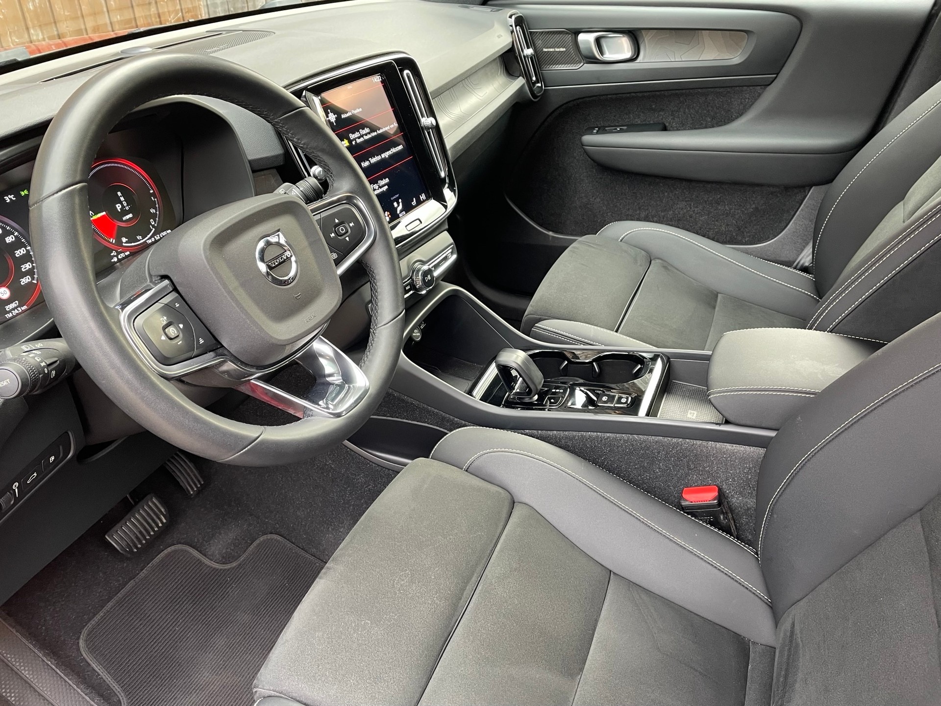 VOLVO XC40 1.5 T4 PiH R-Design-image-3