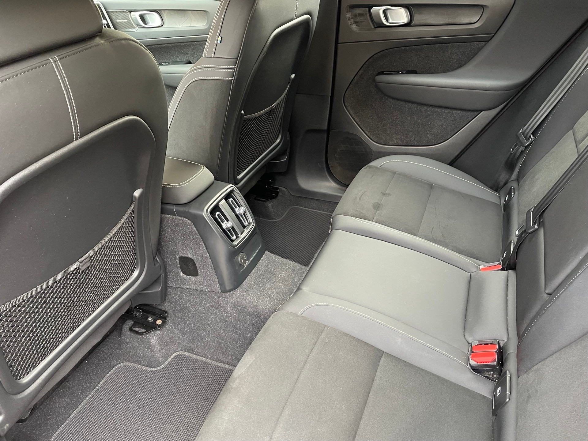 VOLVO XC40 1.5 T4 PiH R-Design-image-4