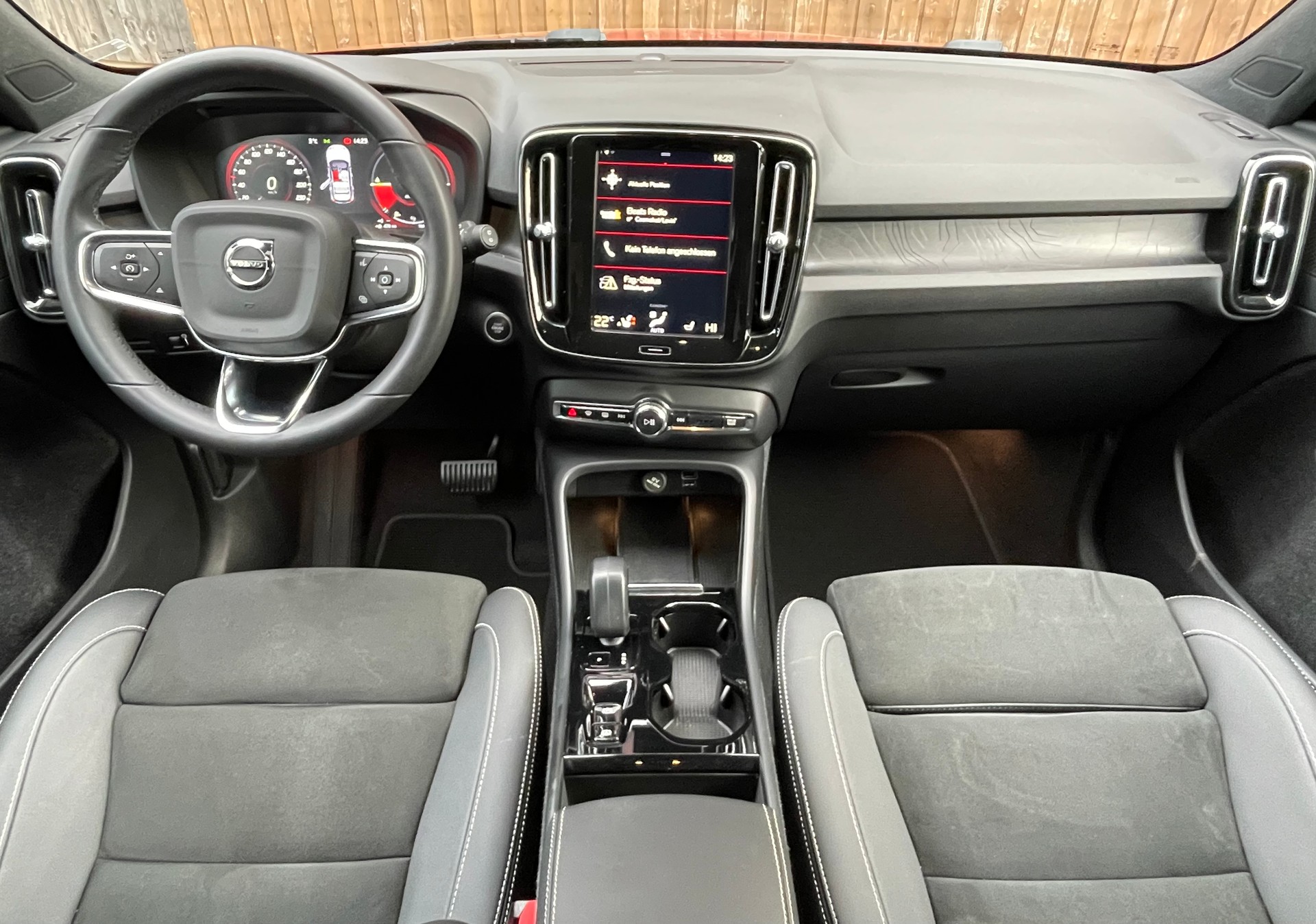 VOLVO XC40 1.5 T4 PiH R-Design-image-5