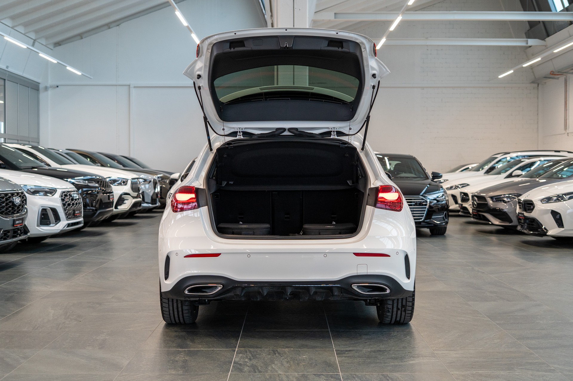 MERCEDES-BENZ A 250 e AMG Line / CH Fahrzeug / Panorama / Head-Up Display-image-5