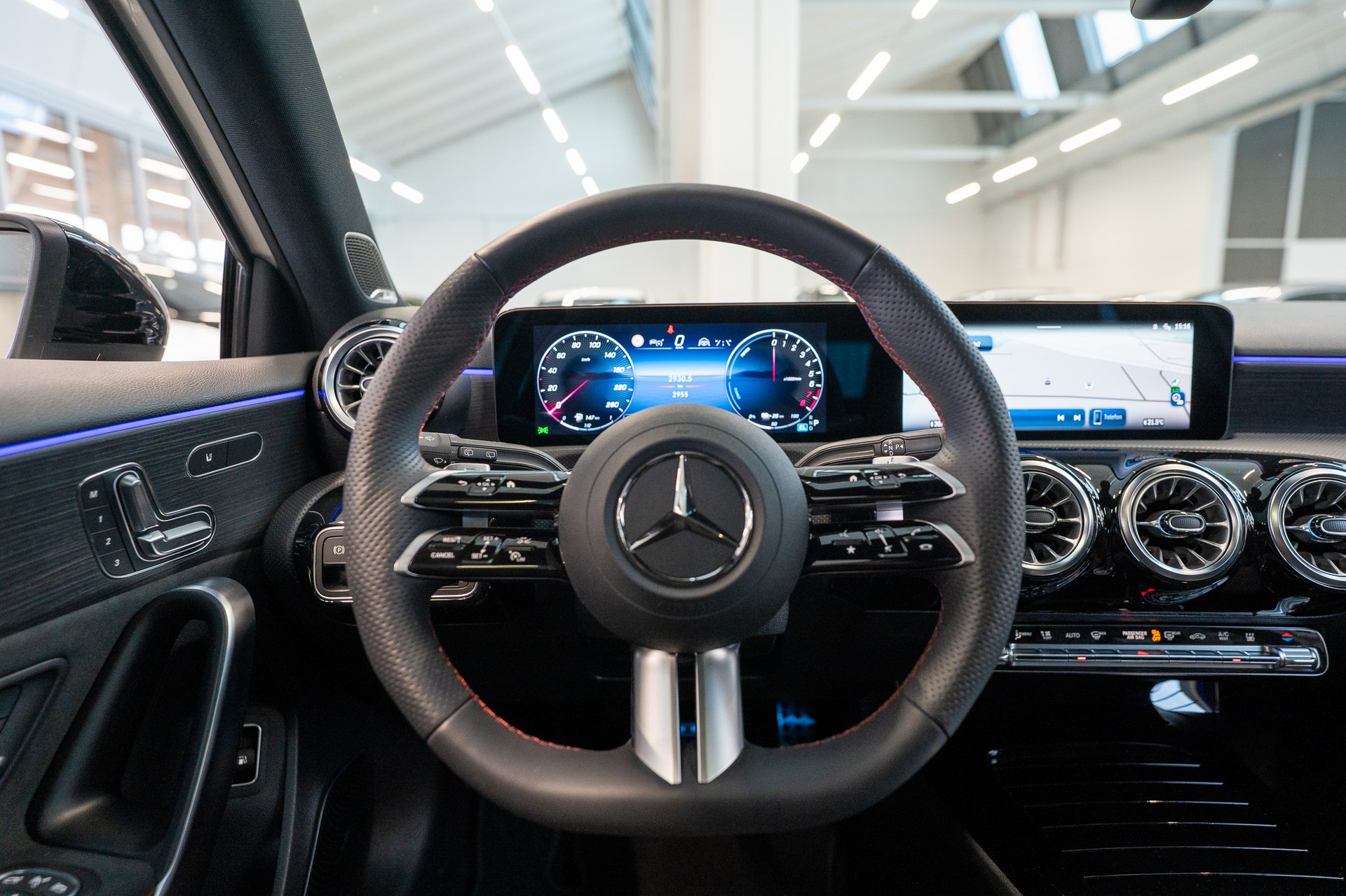 MERCEDES-BENZ A 250 e AMG Line / CH Fahrzeug / Panorama / Head-Up Display-image-17