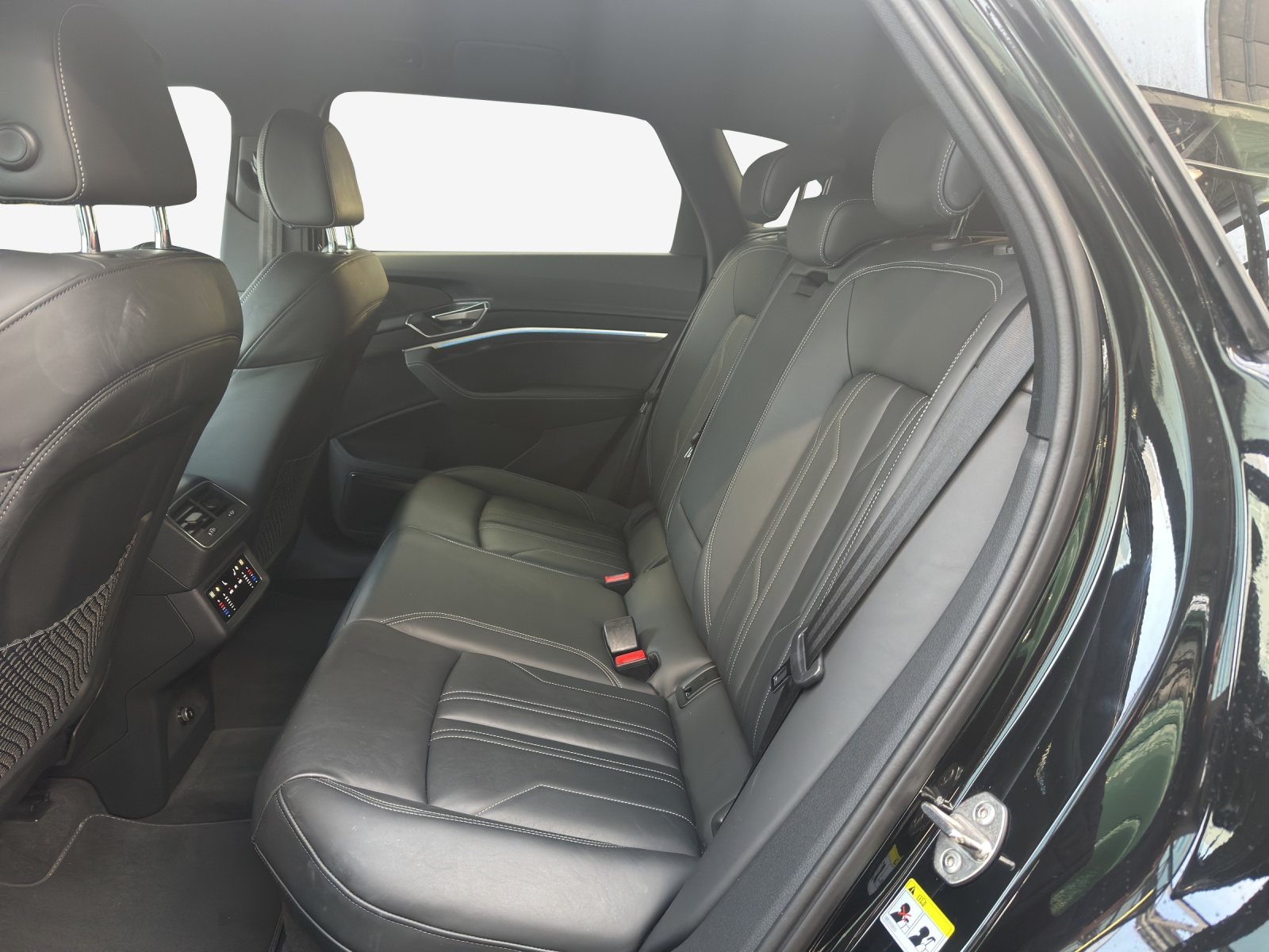 AUDI e-tron 55 S Line Black Edition quattro-image-12