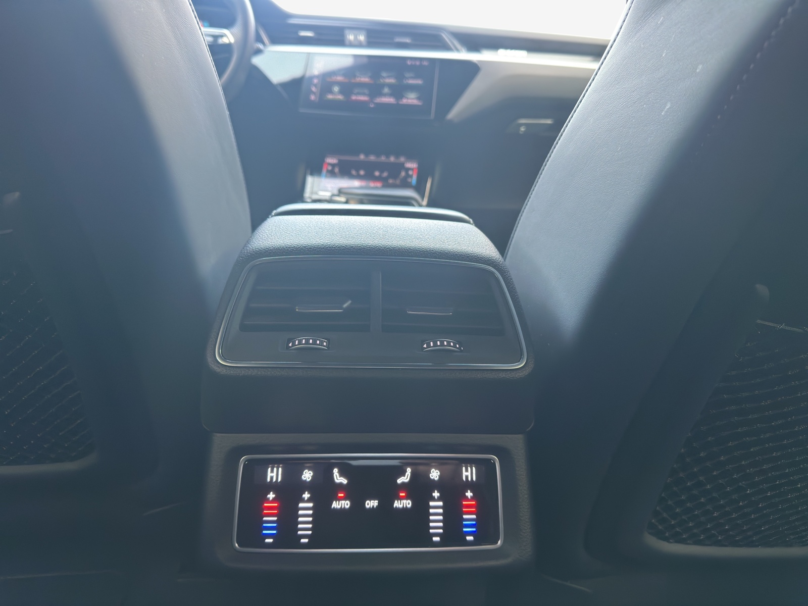 AUDI e-tron 55 S Line Black Edition quattro-image-15