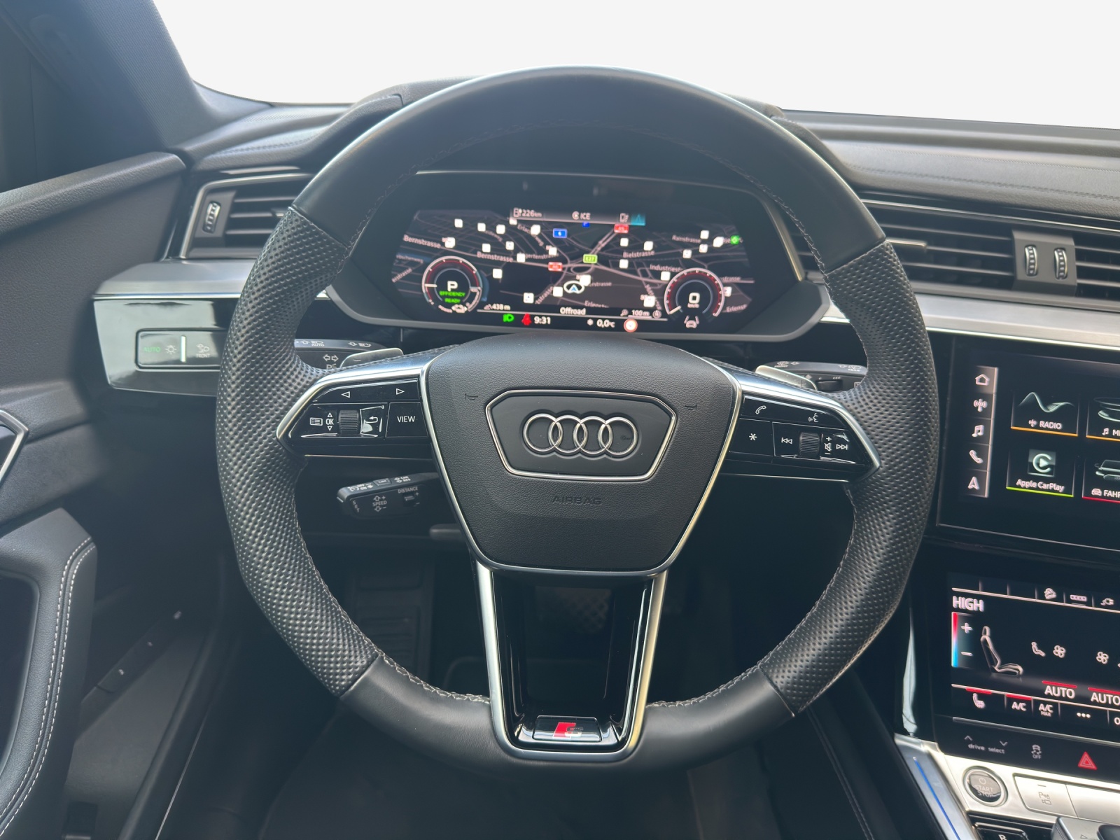 AUDI e-tron 55 S Line Black Edition quattro-image-10