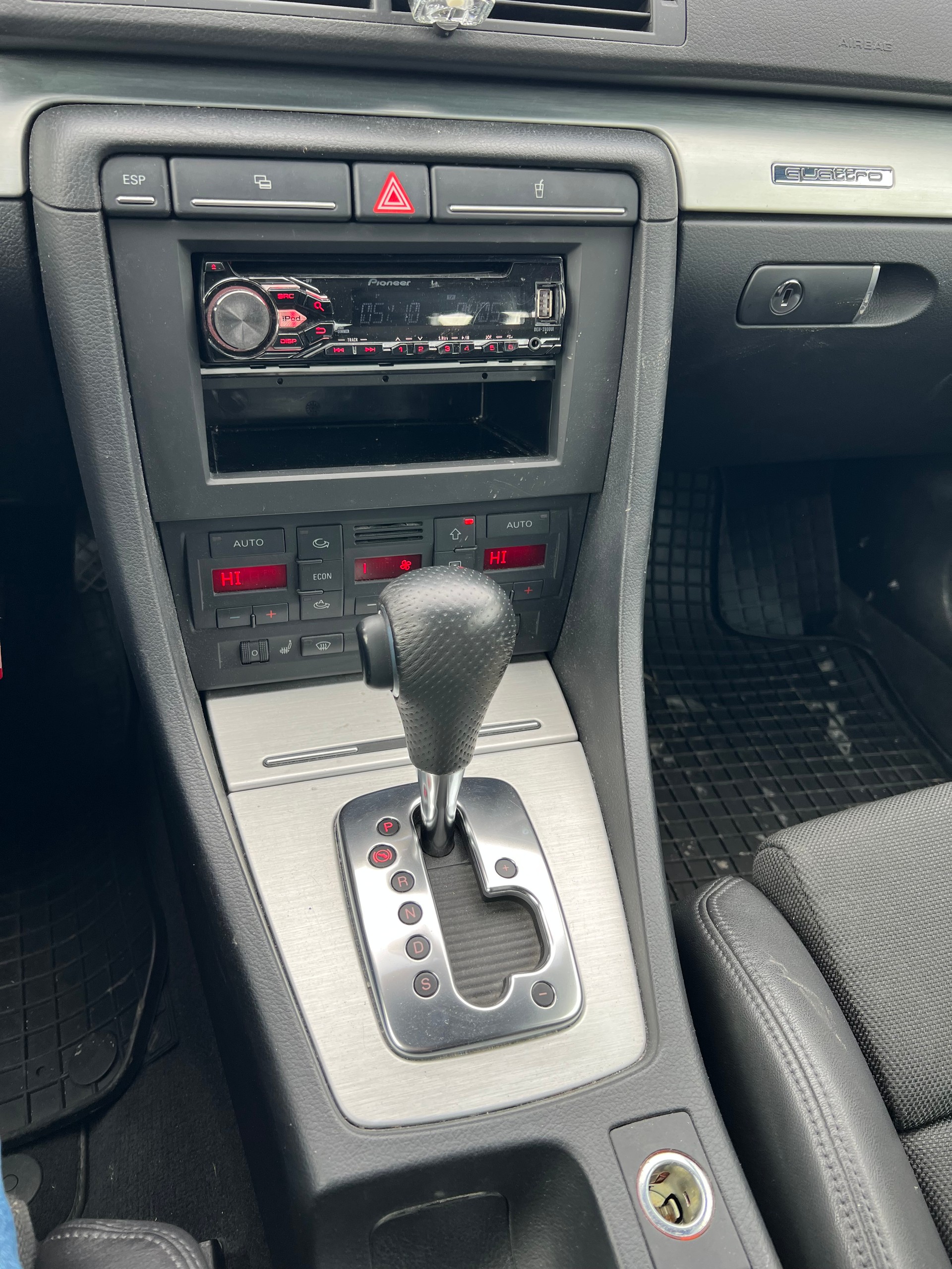 AUDI A4 Avant 2.0 Turbo FSI quattro-image-3