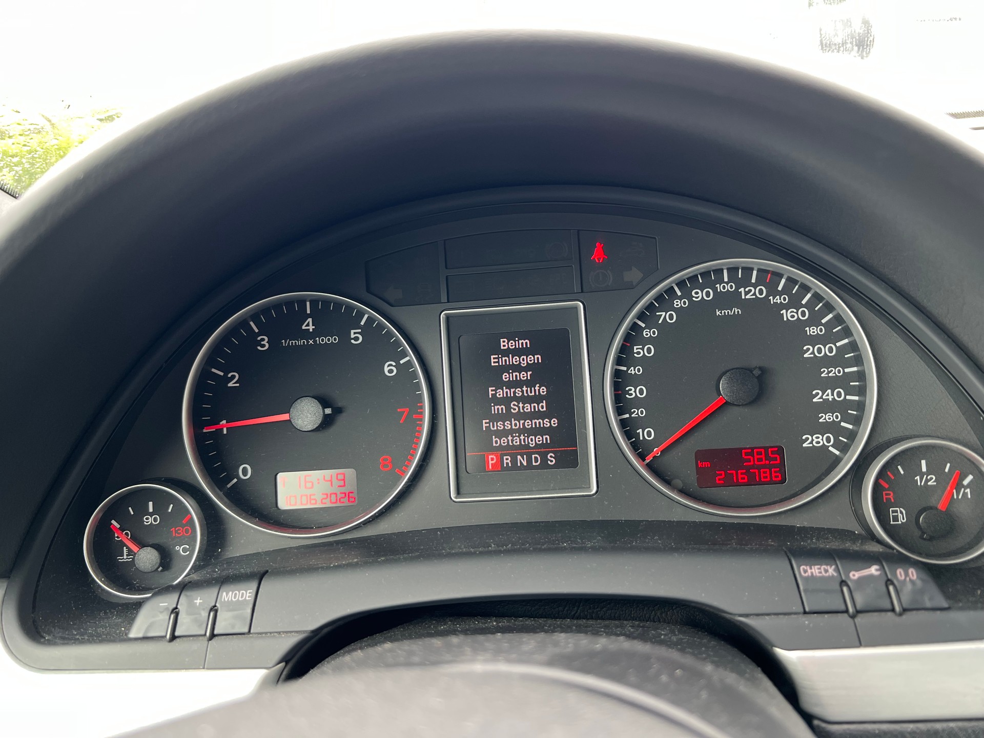 AUDI A4 Avant 2.0 Turbo FSI quattro-image-5