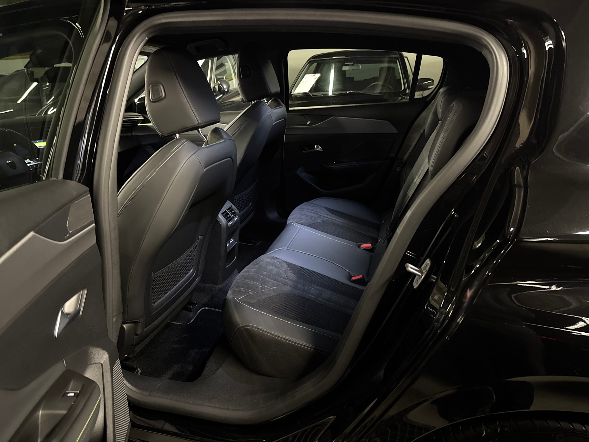 PEUGEOT 308 1.2 Pure Tech GT Pack EAT8-image-11