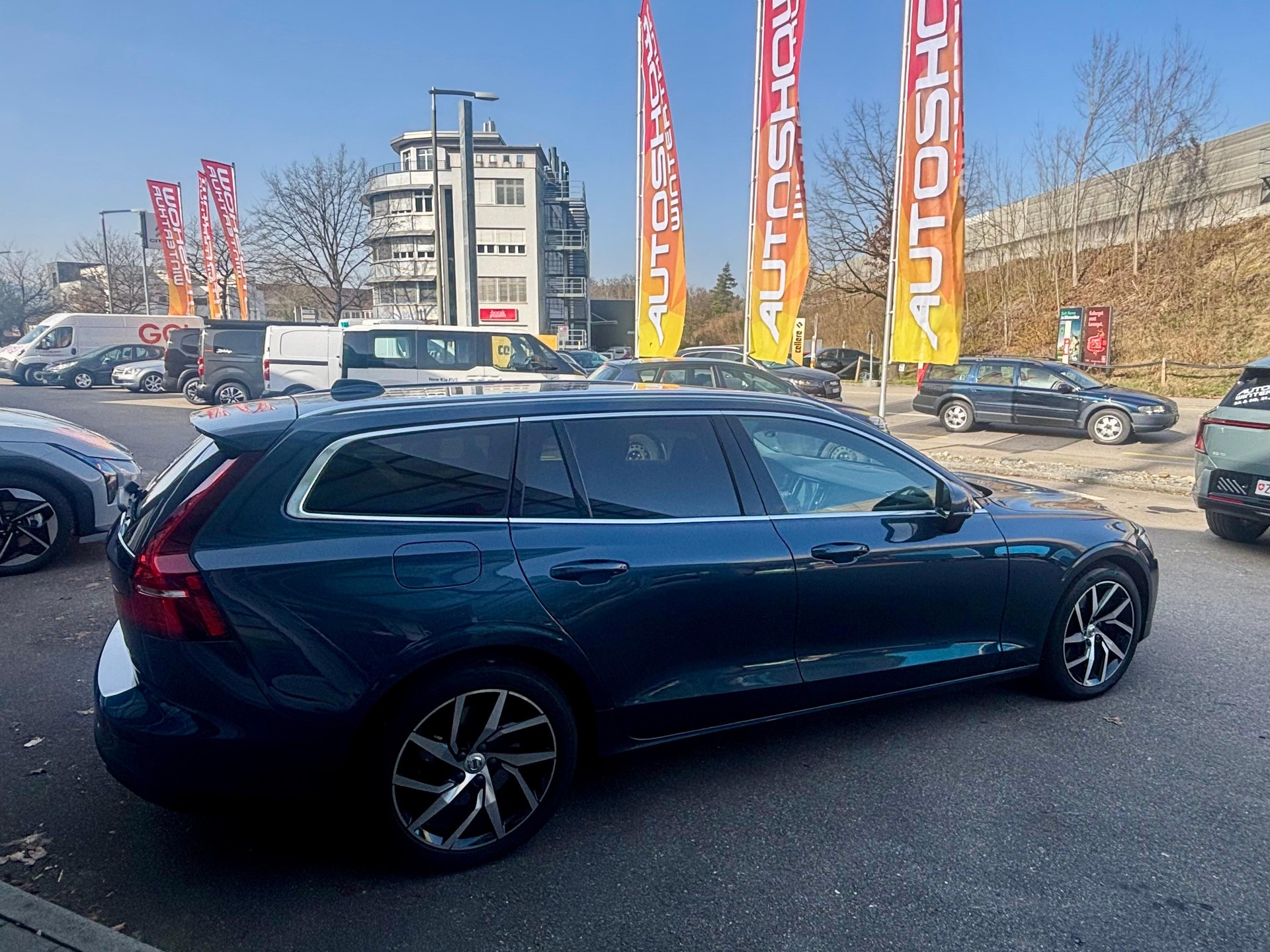 VOLVO V60 2.0 T6 Momentum S/S-image-1