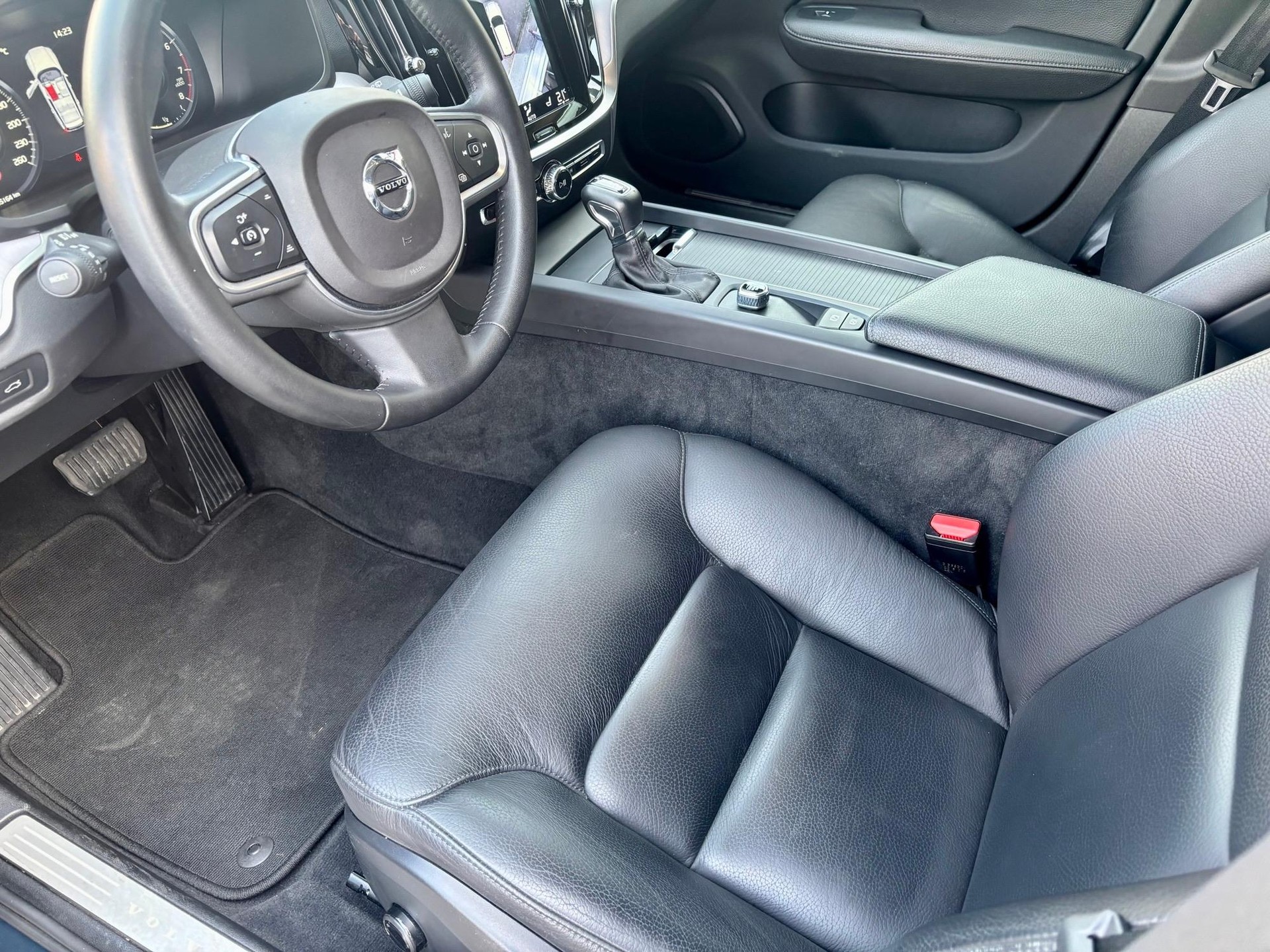 VOLVO V60 2.0 T6 Momentum S/S-image-9