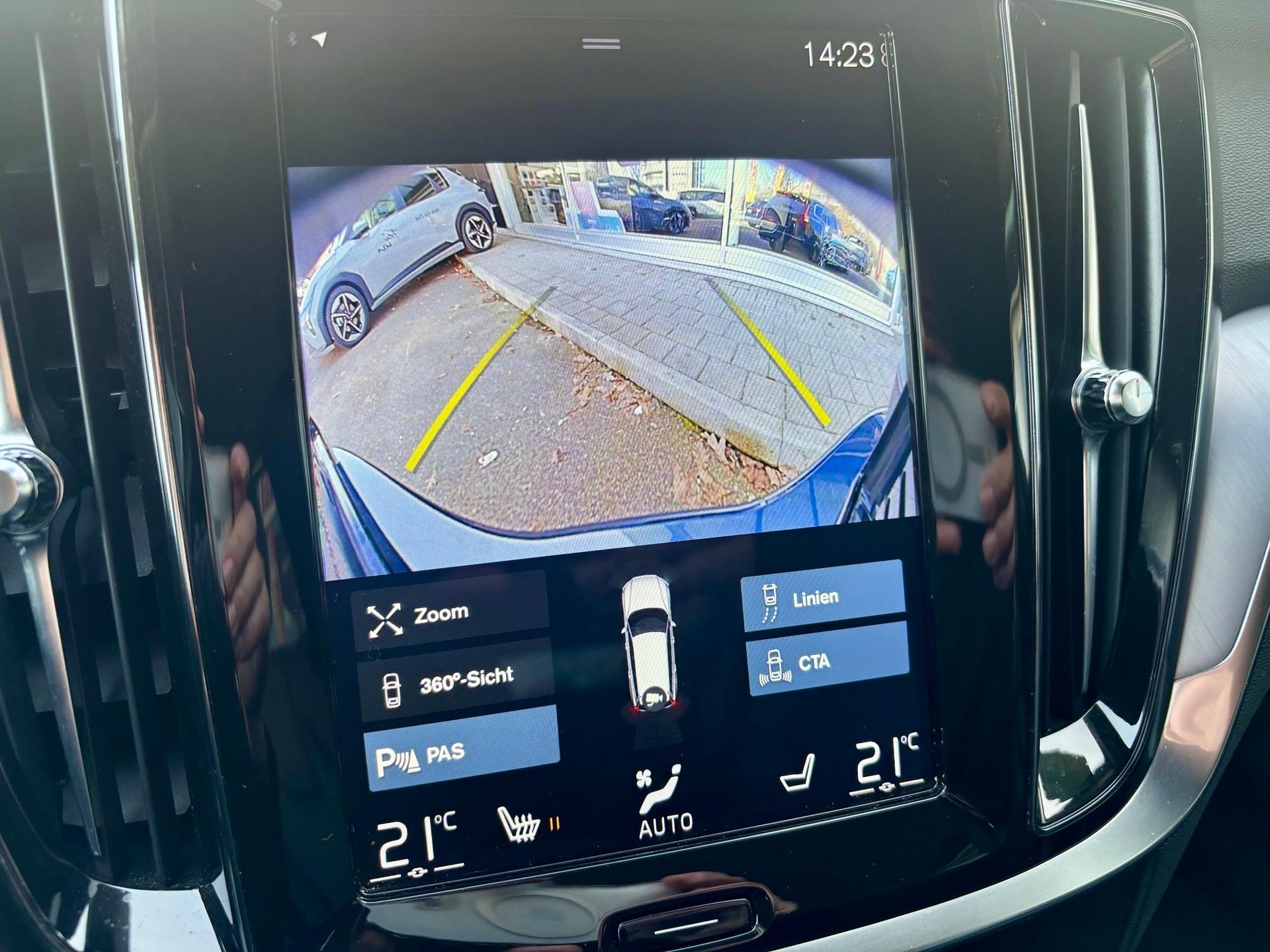 VOLVO V60 2.0 T6 Momentum S/S-image-12