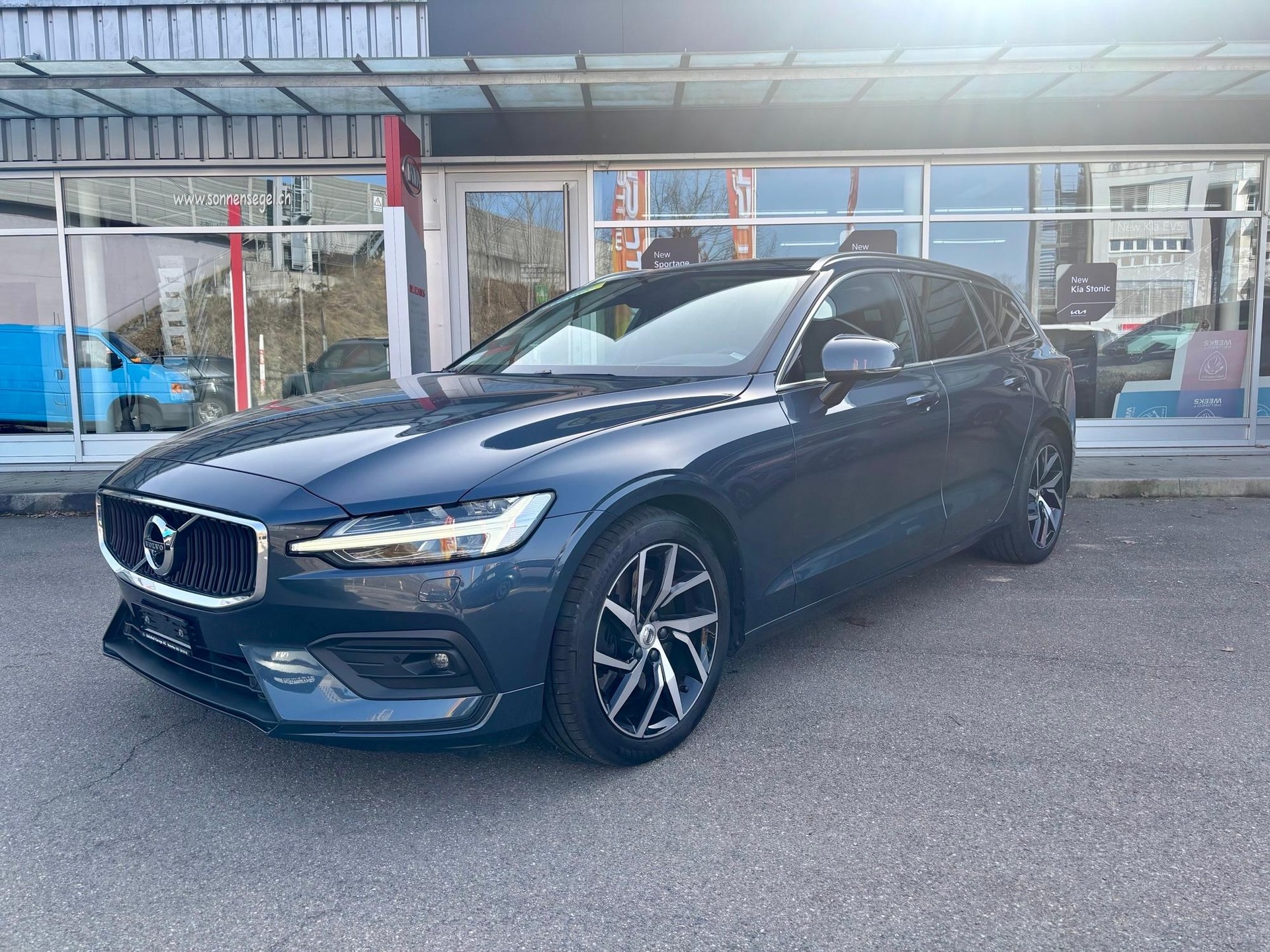 VOLVO V60 2.0 T6 Momentum S/S-image-3