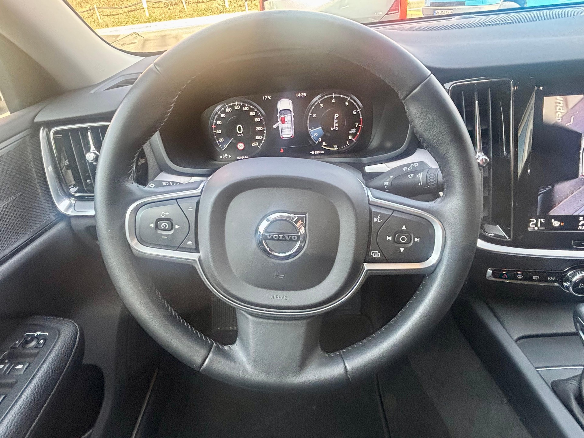 VOLVO V60 2.0 T6 Momentum S/S-image-8