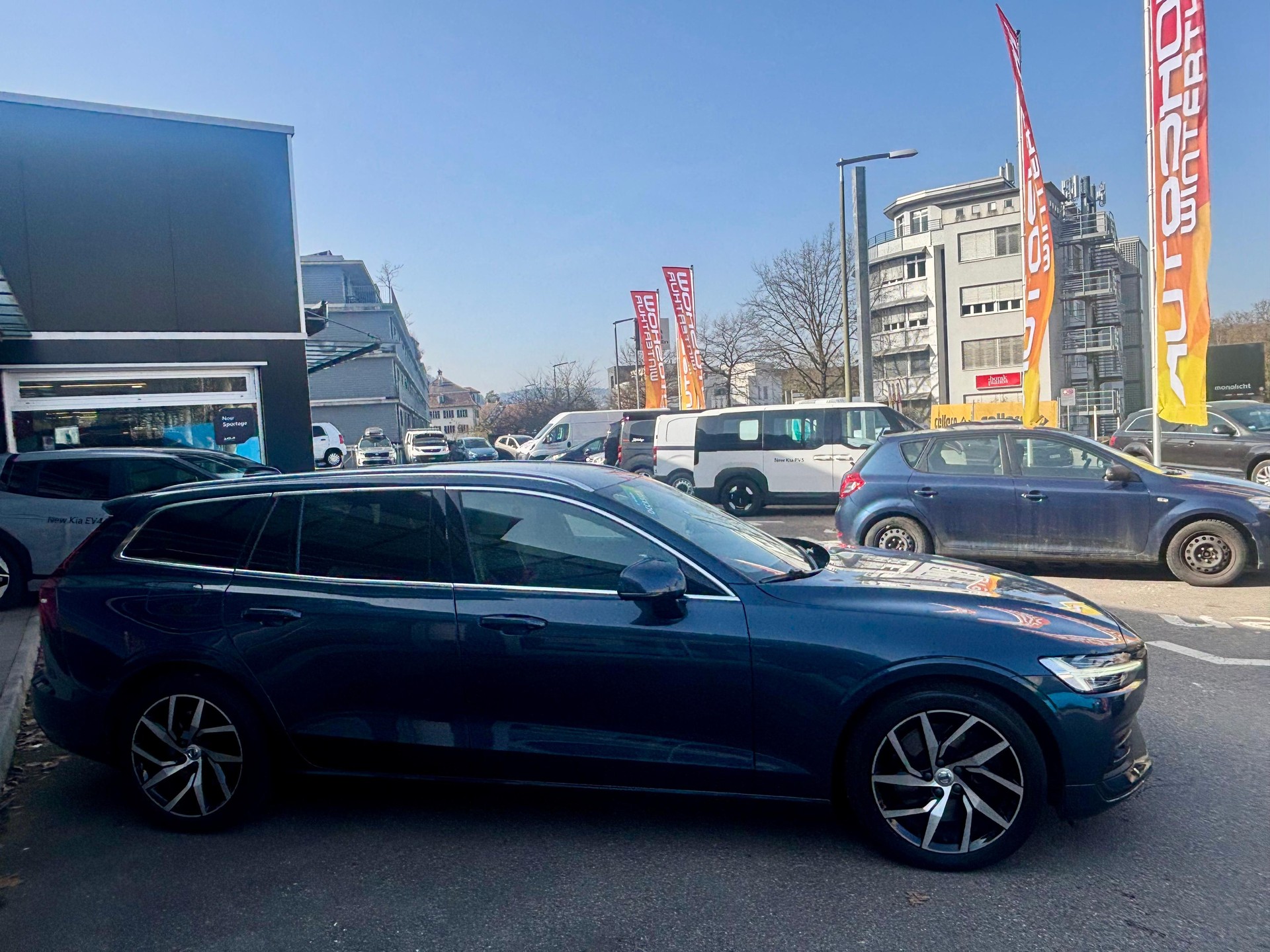 VOLVO V60 2.0 T6 Momentum S/S-image-2