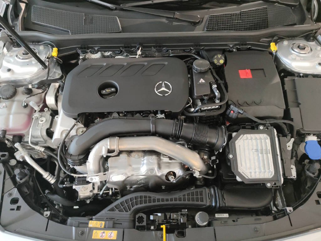 MERCEDES-BENZ A 250 AMG Line 4Matic-image-8