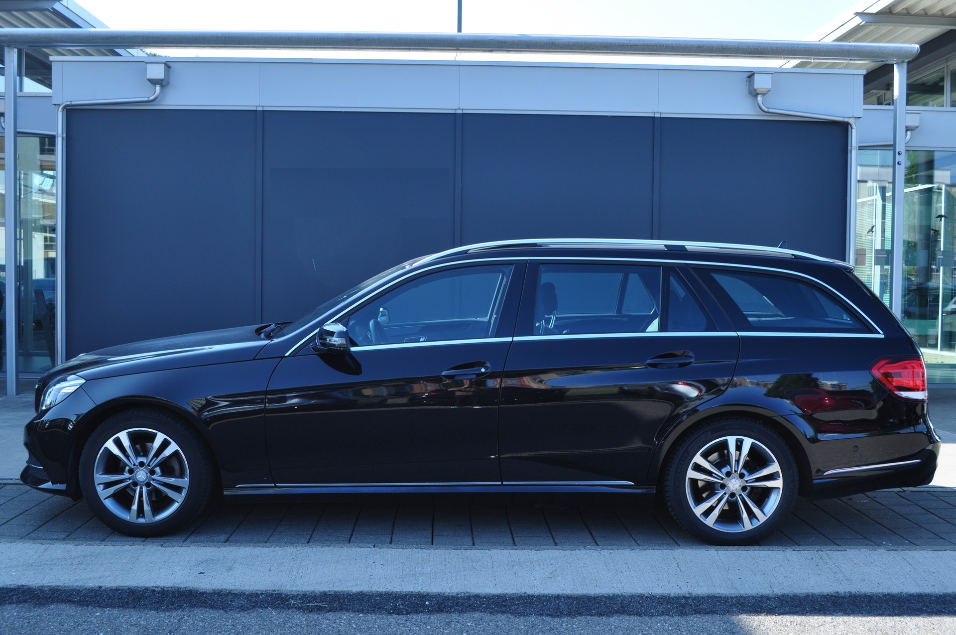 MERCEDES-BENZ E 220 BlueTEC Avantgarde-image-2
