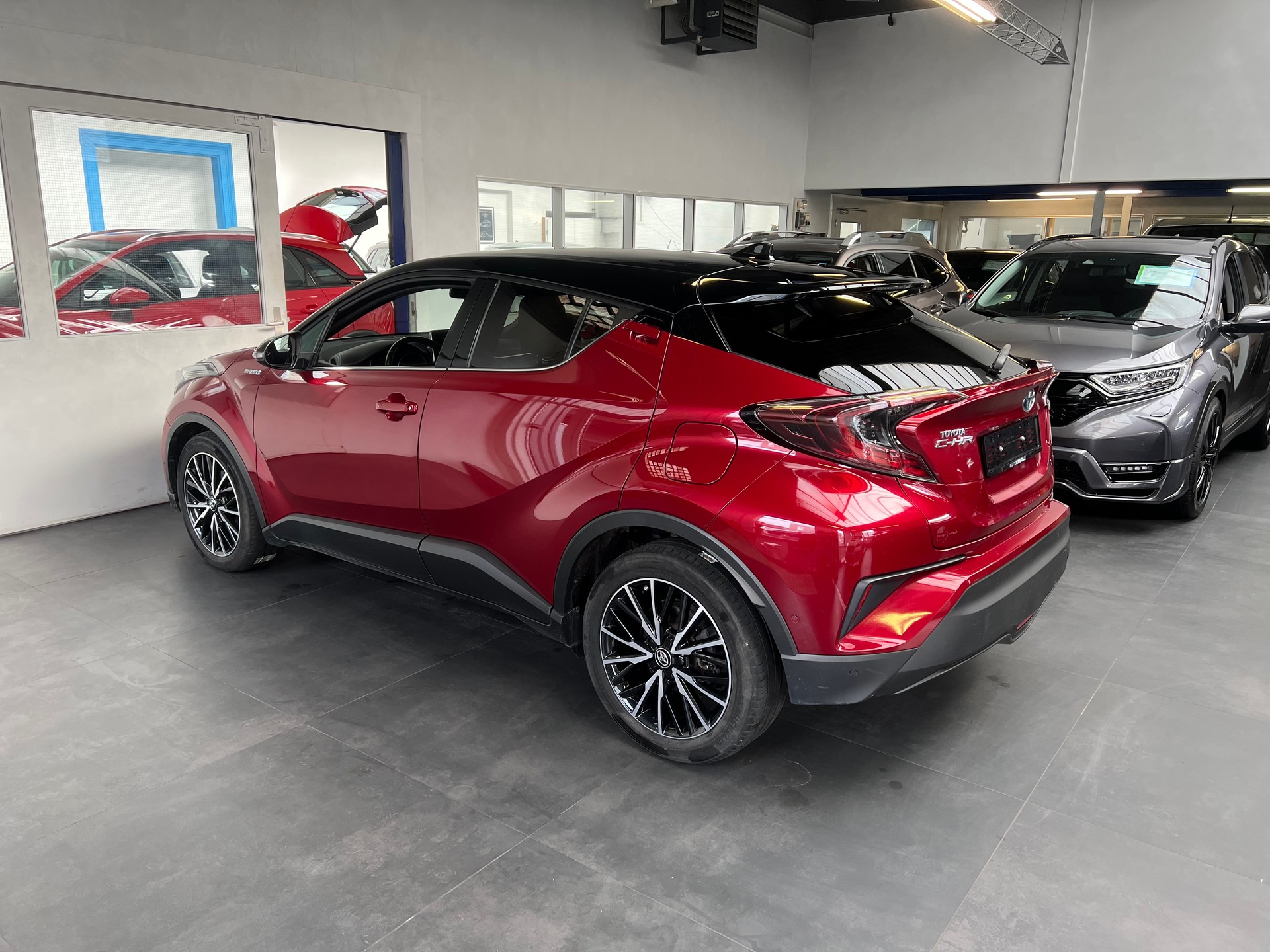 TOYOTA C-HR 1.8 HSD Trend CVT-image-1