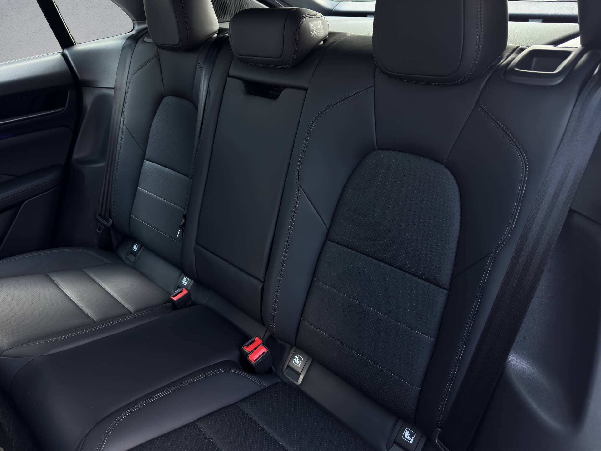 PORSCHE Macan-image-12