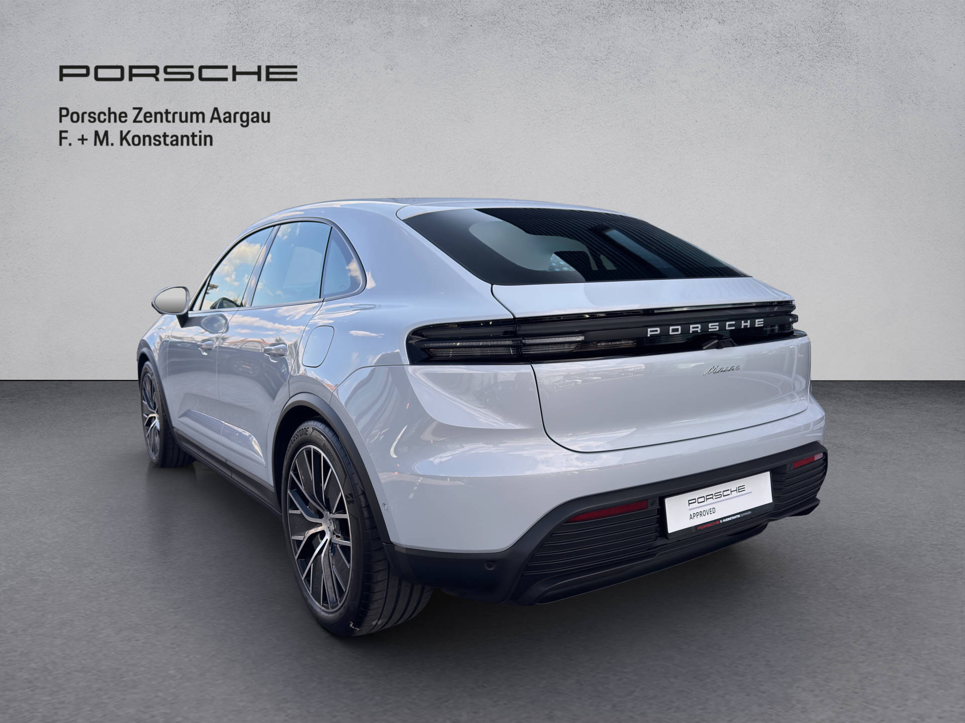 PORSCHE Macan-image-4