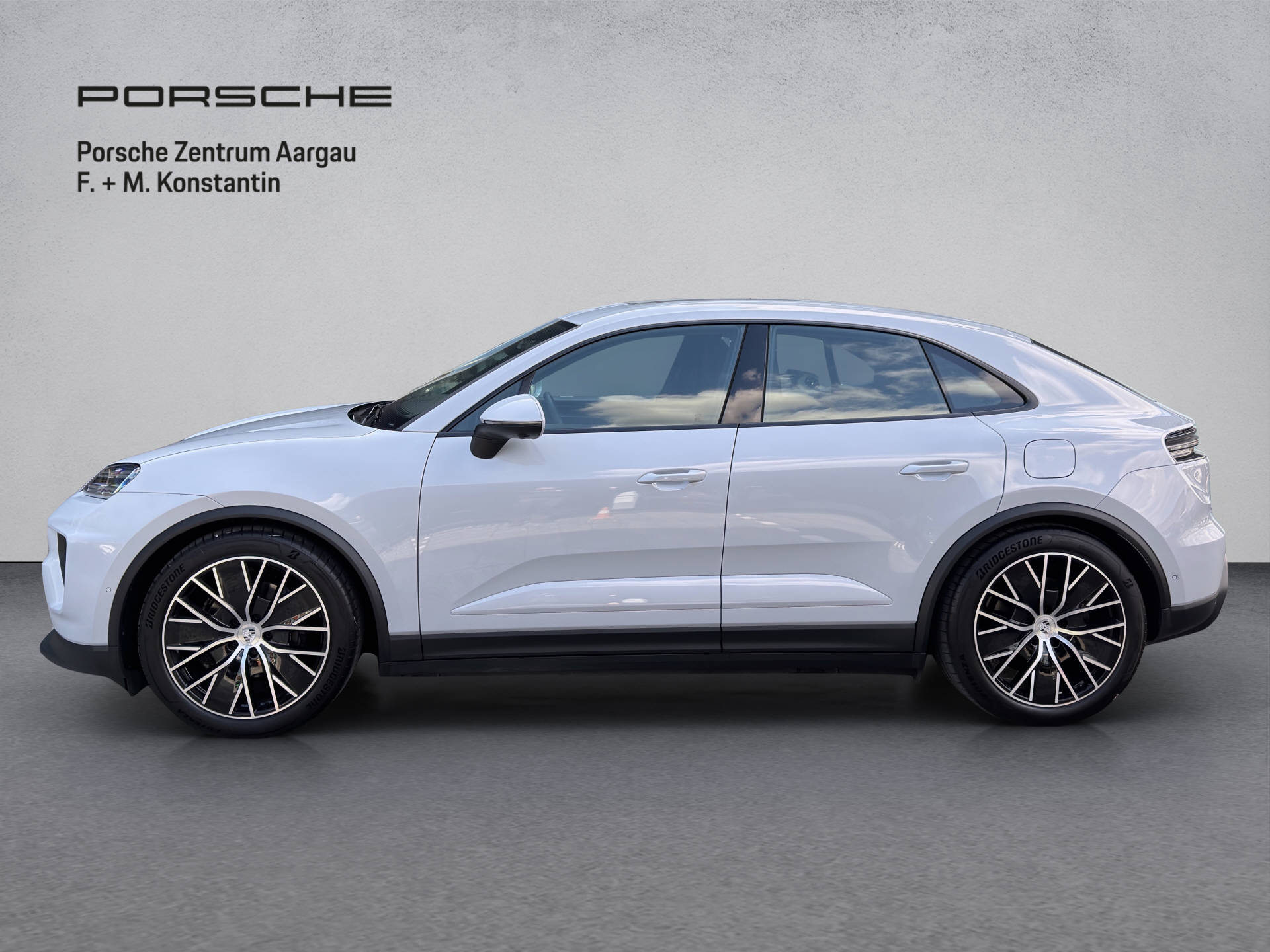 PORSCHE Macan-image-2