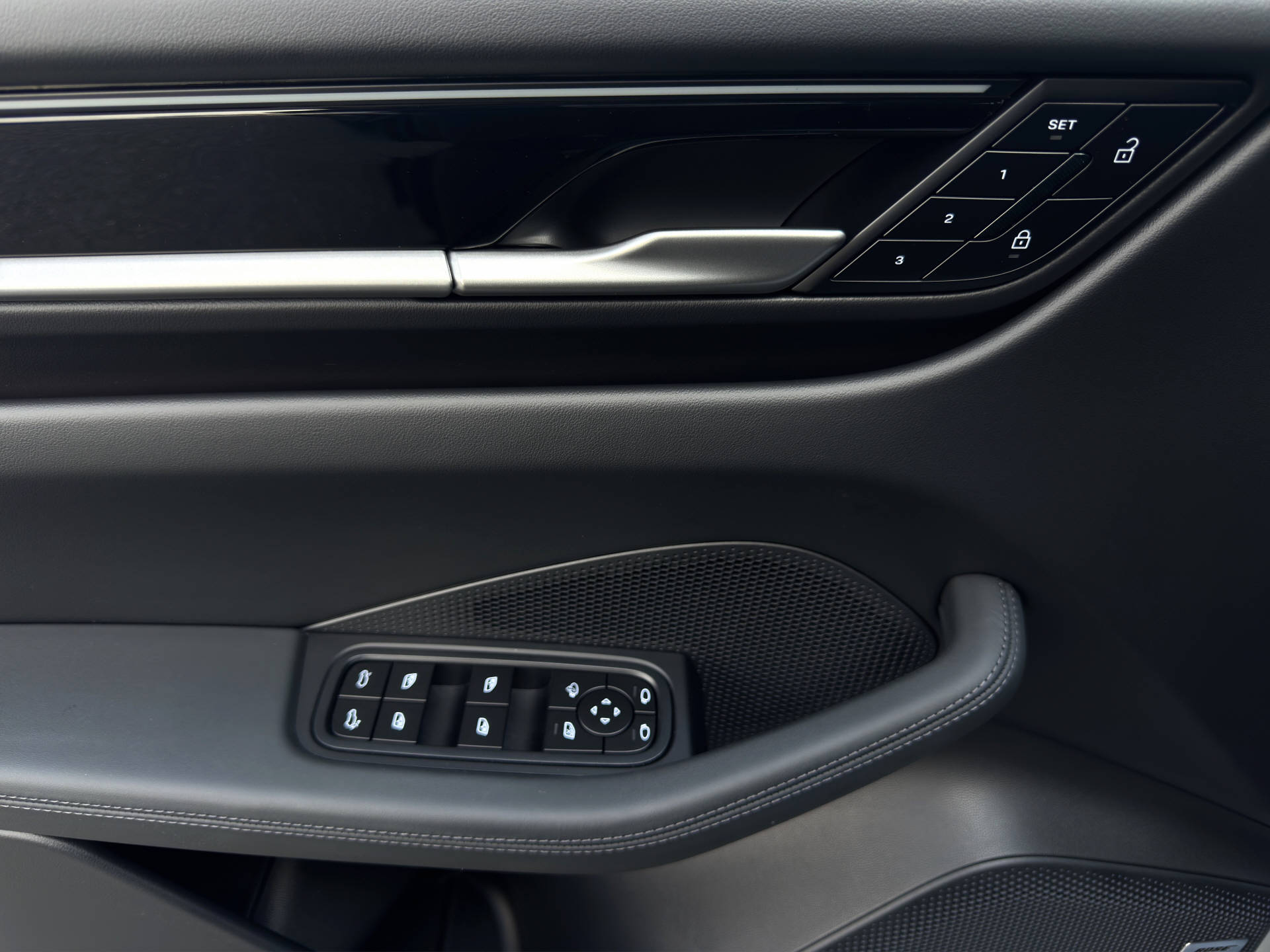 PORSCHE Macan-image-9