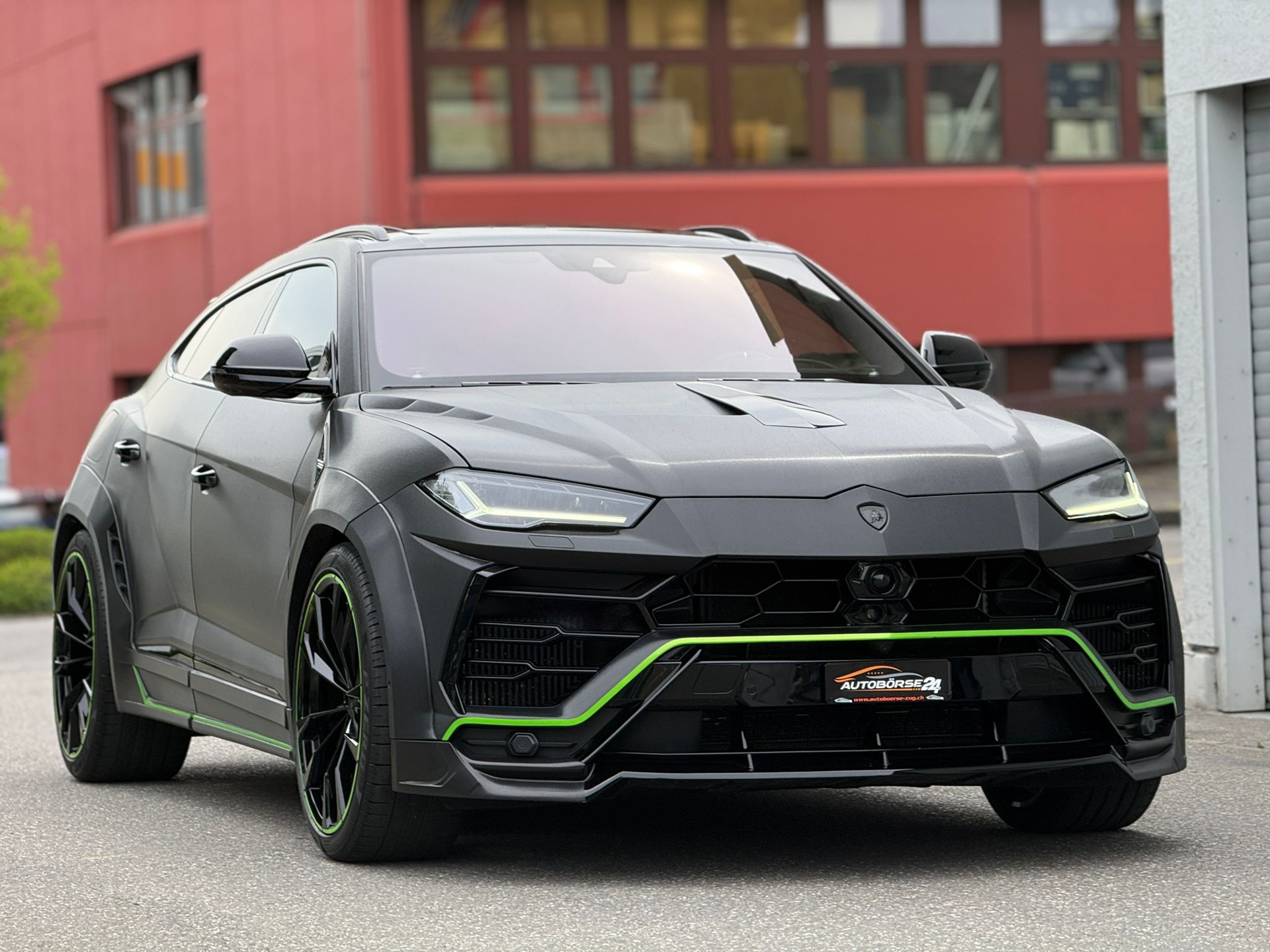 LAMBORGHINI Urus 4.0-showroom-element-1