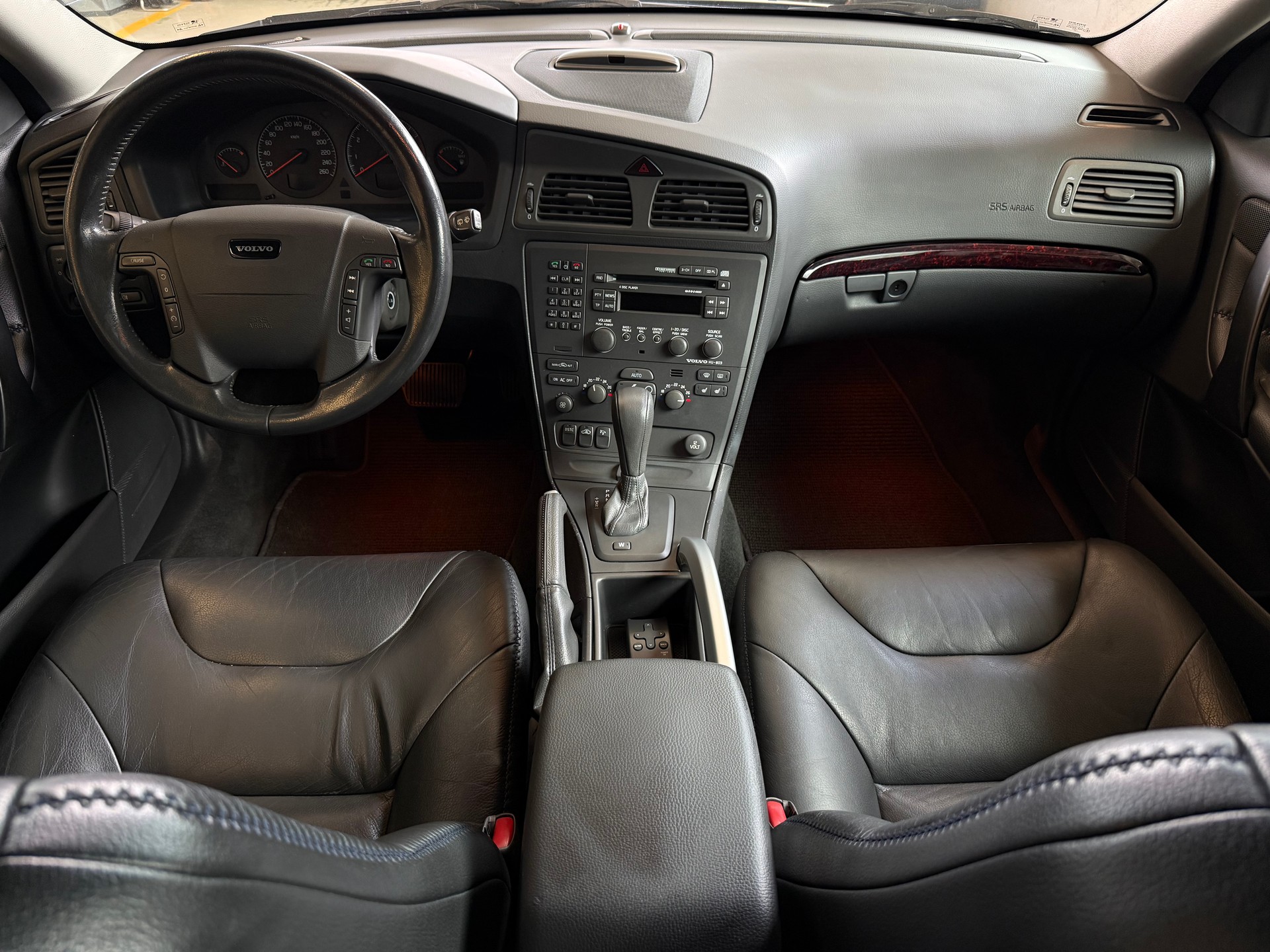 VOLVO V70 XC 2.4T AWD-image-12