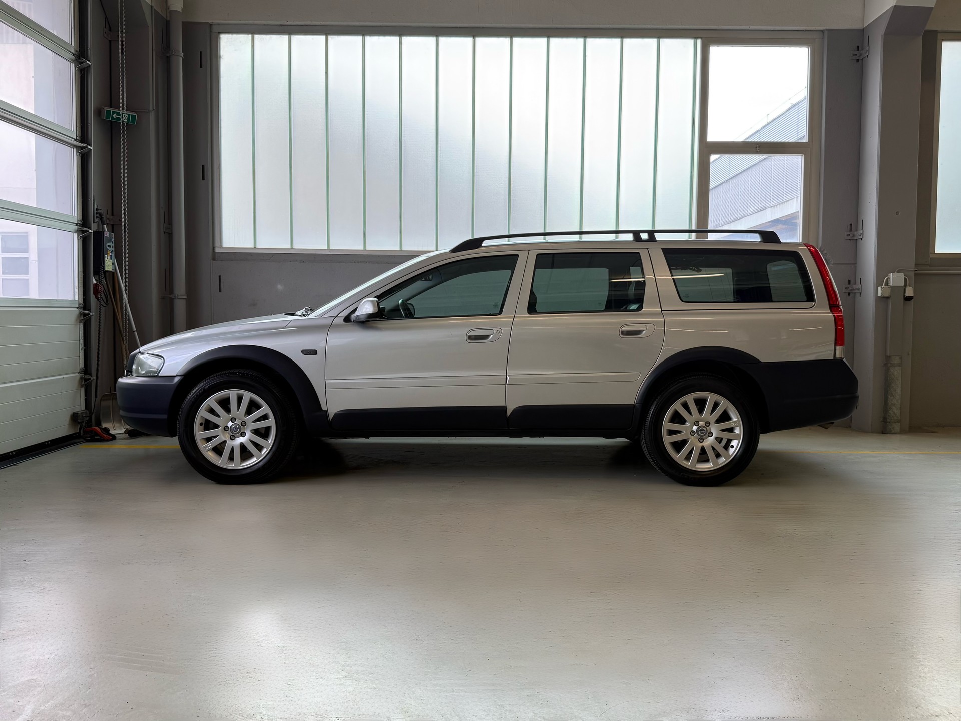 VOLVO V70 XC 2.4T AWD-image-4
