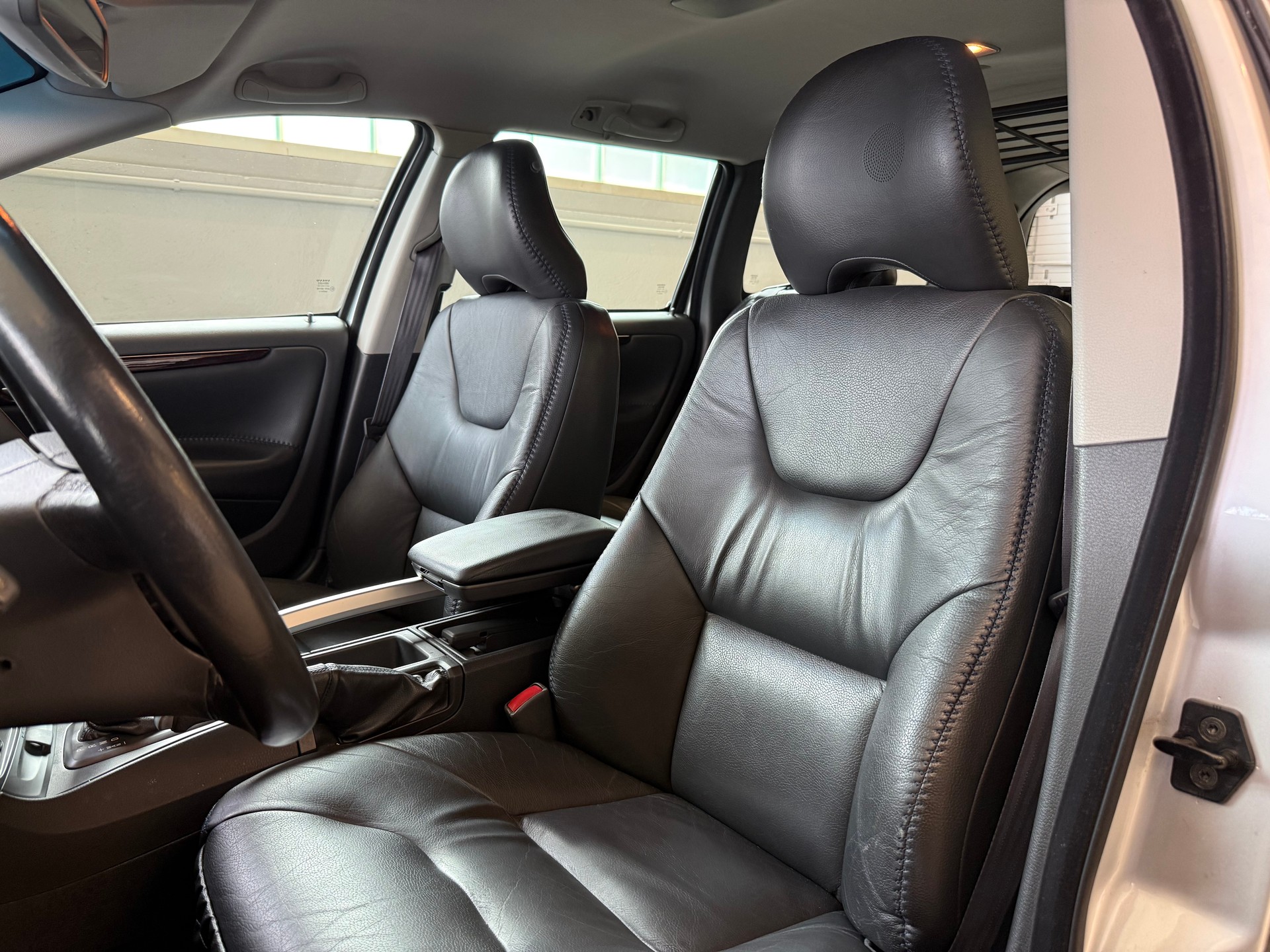 VOLVO V70 XC 2.4T AWD-image-11