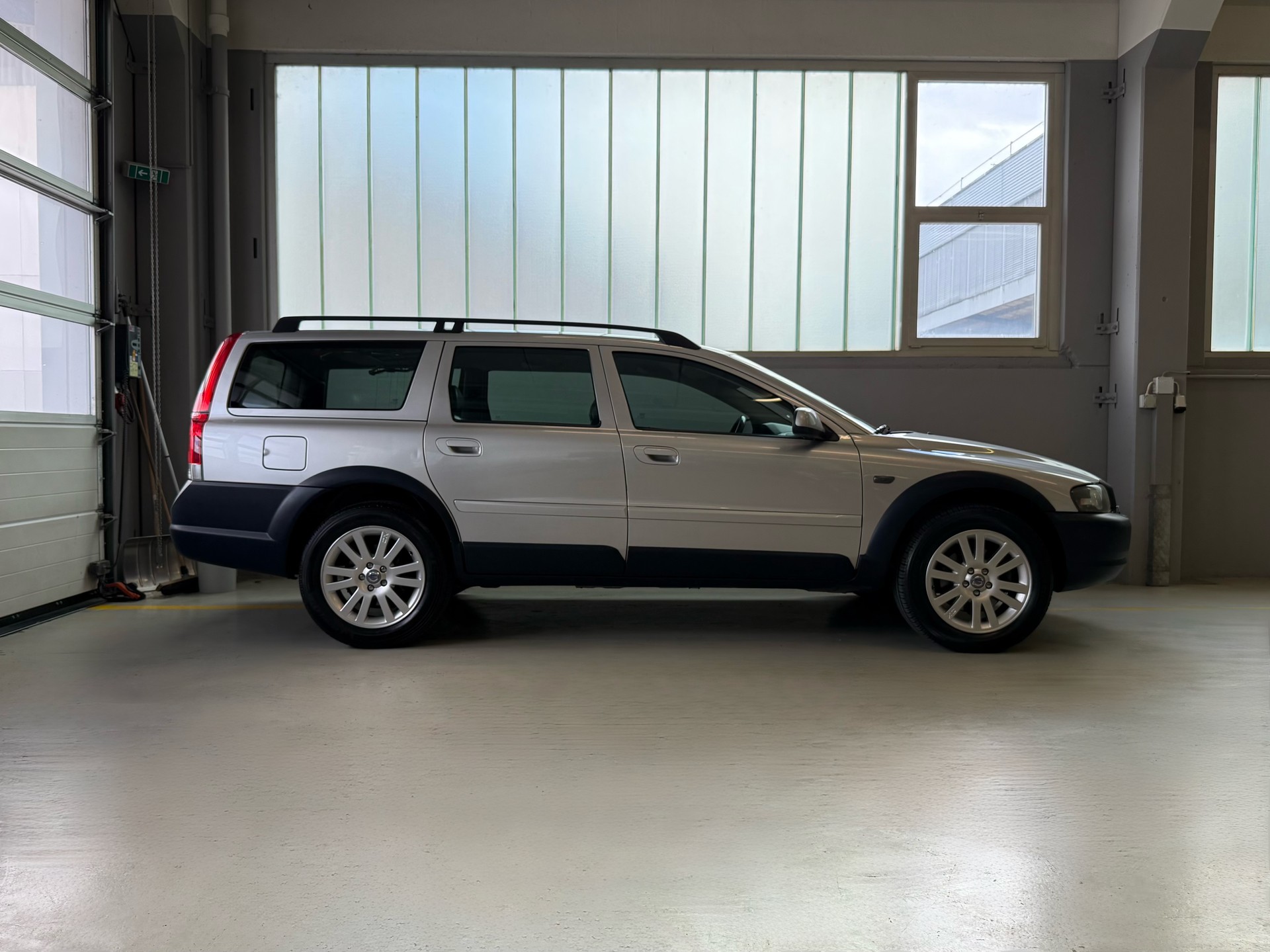 VOLVO V70 XC 2.4T AWD-image-3
