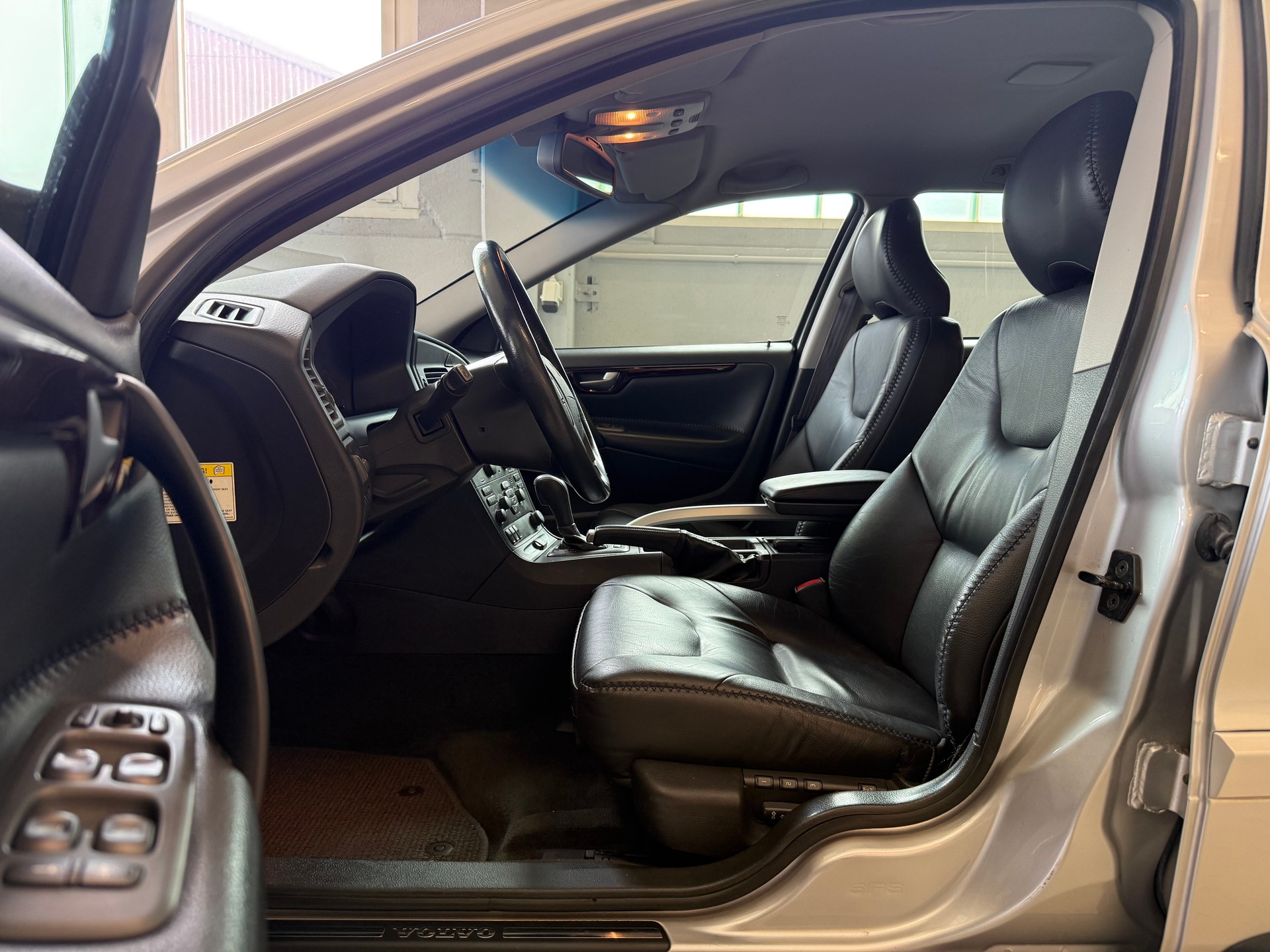 VOLVO V70 XC 2.4T AWD-image-9