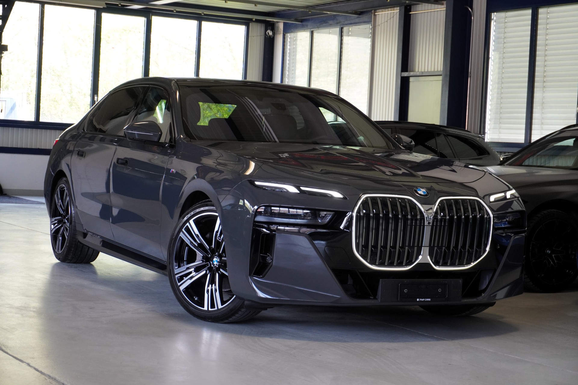 BMW 740d xDrive 48V M Sport Steptronic // Individual Dravitgrau // BMW Werksgarantie bis 07/2028 //-image-2