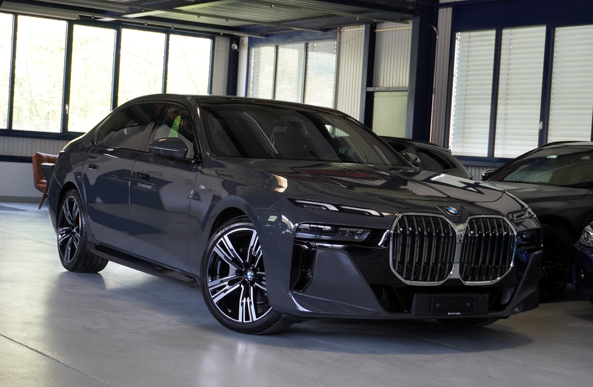 BMW 740d xDrive 48V M Sport Steptronic // Individual Dravitgrau // BMW Werksgarantie bis 07/2028 //